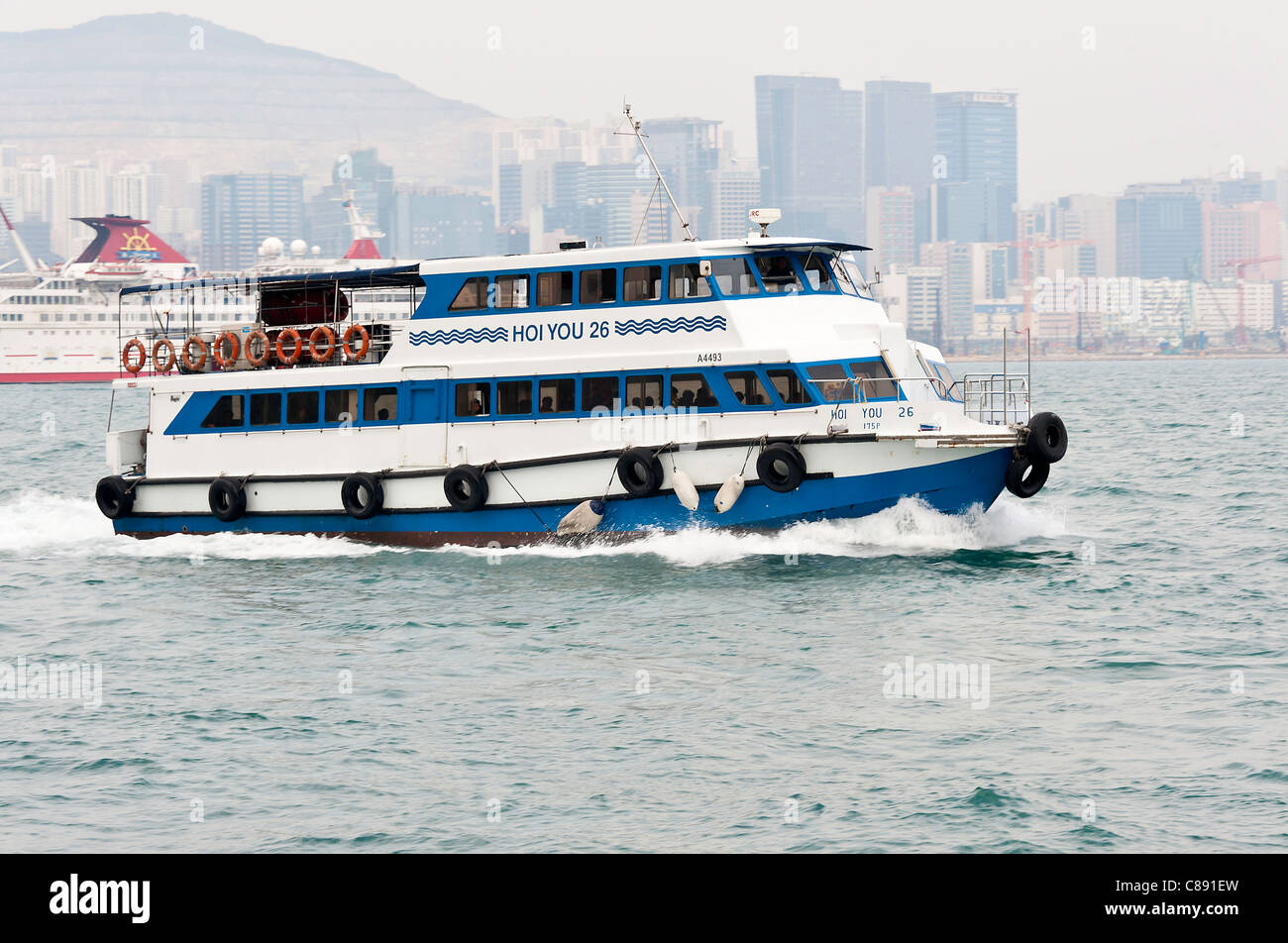 Die schnelle Passagier-Fähre Hoi an Sie 26 Cruisen in Kowloon Bay Victoria Harbour Hong Kong China Asien Stockfoto