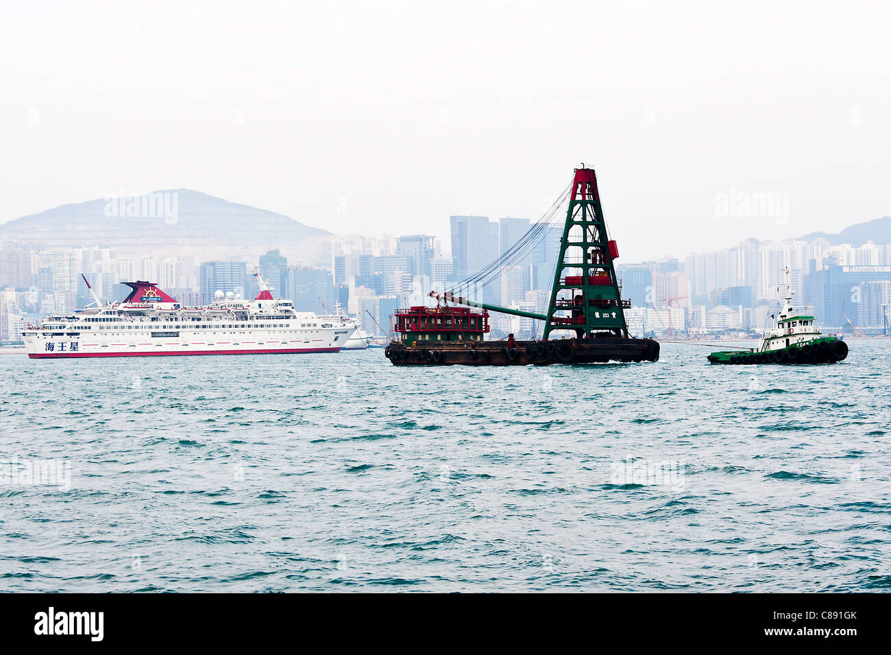 Kreuzfahrt Schiff vor Anker im Hafen von Victoria in der Nähe von Kowloon Hong Kong China Asien Stockfoto