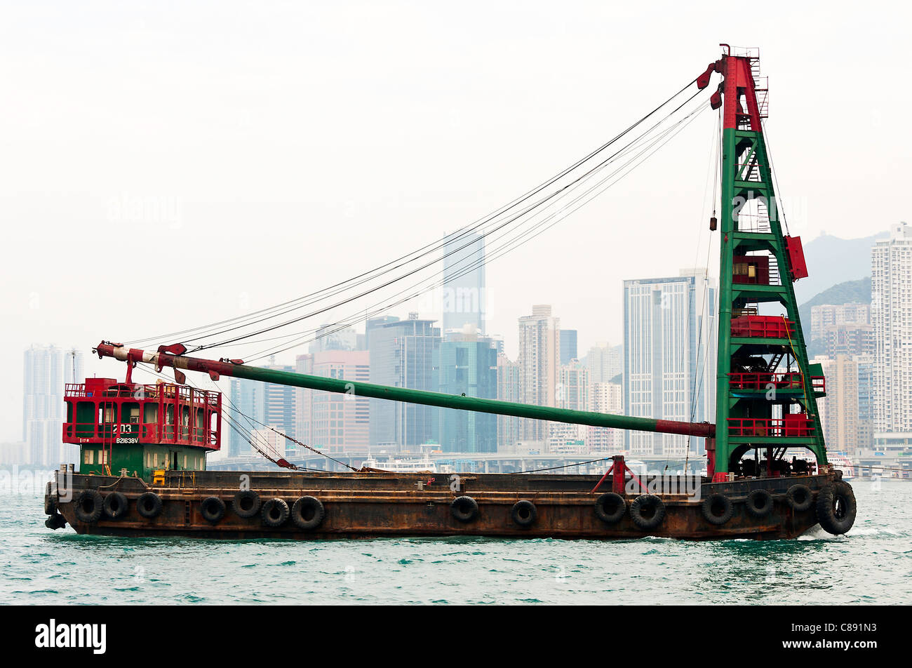 Abzulehnen Sie, Lastkahn mit Kran unter Schlepptau durch Schlepper in Kowloon Bay Victoria Harbour Hong Kong China Asien Recycling Stockfoto