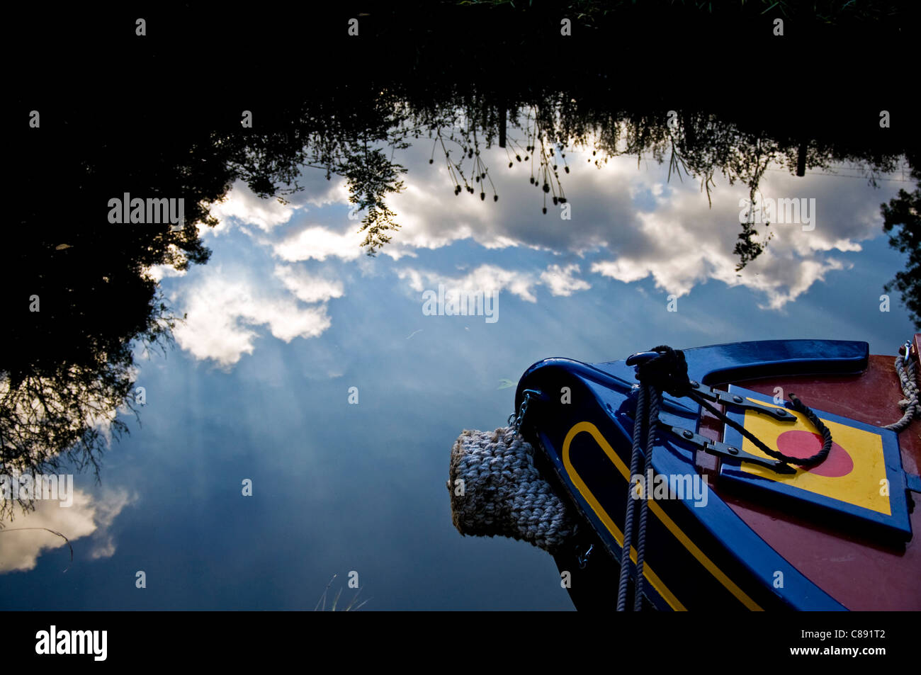 Reflexionen über die Kennet und Avon Kanal Claverton Stockfoto