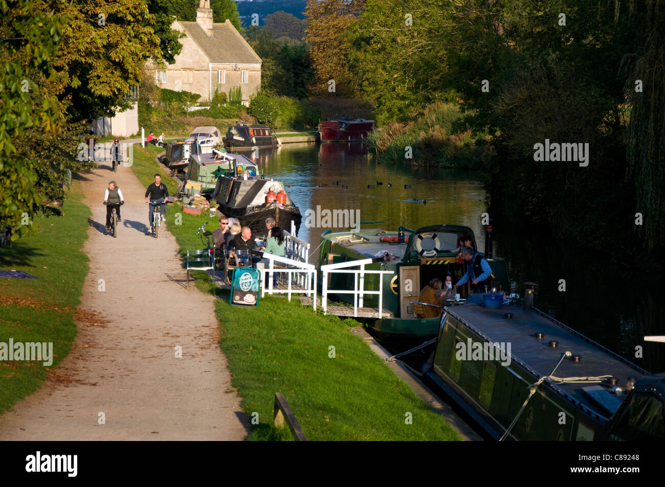 Menschen genießen Sie Kaffee auf das Floß Cafe Boot der Kennet und Avon Kanal bei Bathampton Stockfoto