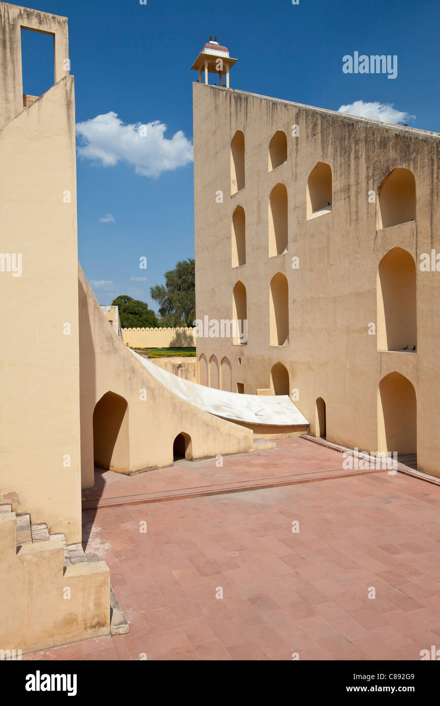 Aussichtsplattform der riesigen Sonnenuhr, Samrat Yantra, The Supreme Instrument an der Sternwarte in Jaipur, Rajasthan, Indien Stockfoto