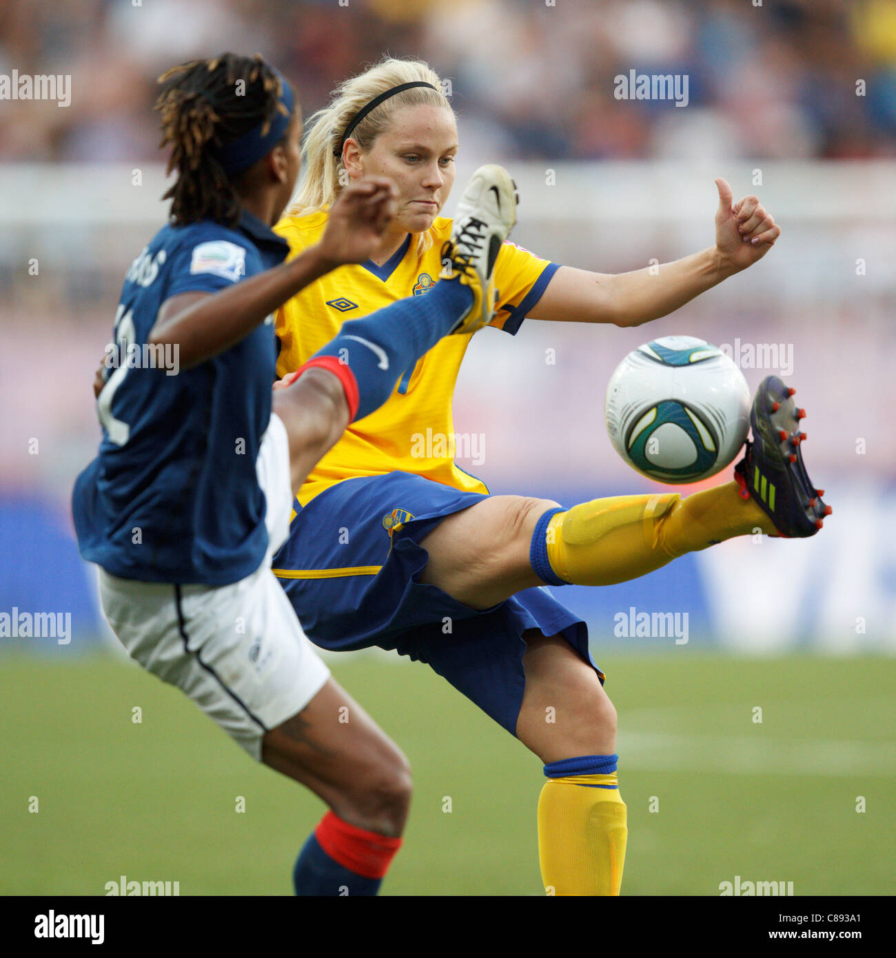 Lisa Dahlkvist Schwedens löscht den Ball während der 2011 FIFA Frauen WM Dritter match gegen Frankreich. Stockfoto