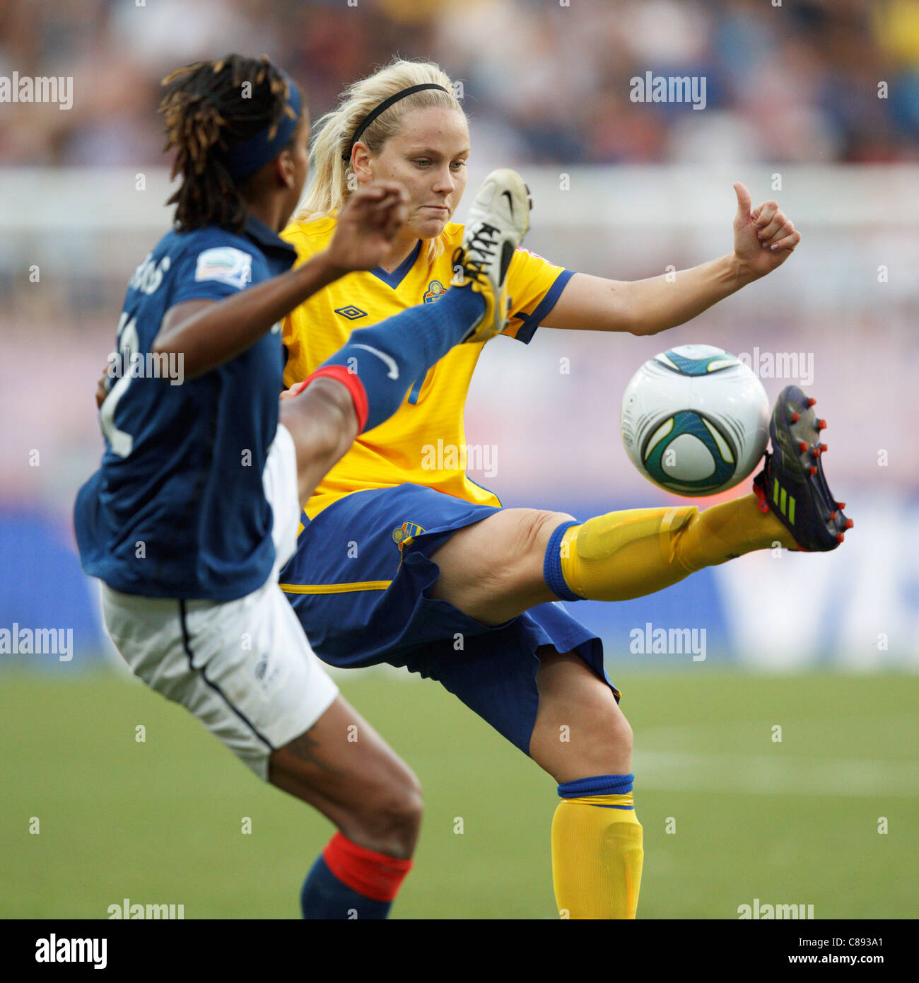 SINSHEIM, DEUTSCHLAND - 16. JULI: Lisa Dahlkvist aus Schweden gibt beim Spiel der FIFA Frauen-Weltmeisterschaft 2011 gegen Frankreich am 16. Juli 2011 in der Rhein-Neckar-Arena in Sinsheim den Ball frei. Nur redaktionelle Verwendung. Kommerzielle Nutzung verboten. (Foto: Jonathan Paul Larsen / Diadem Images) Stockfoto