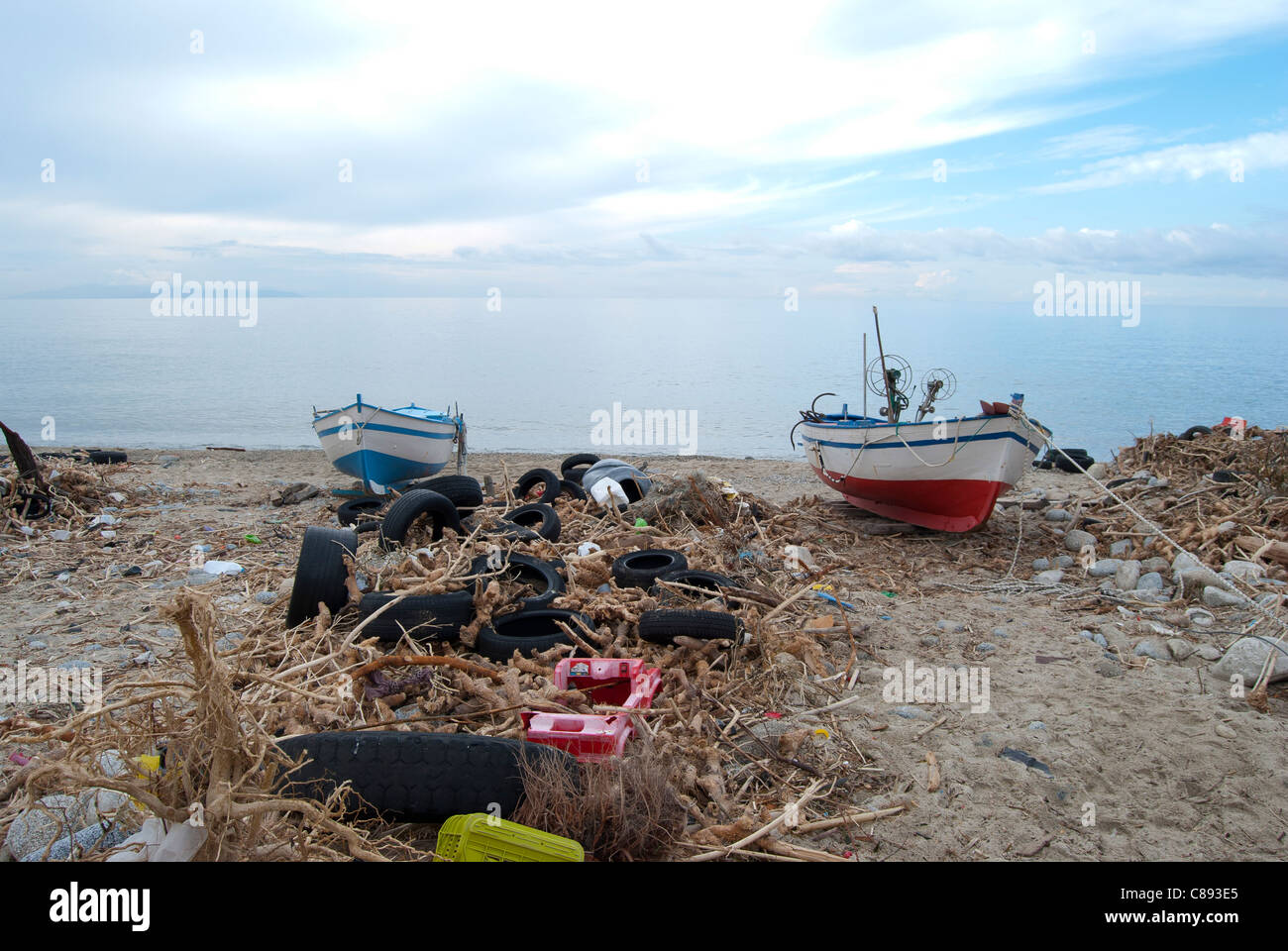 Verschmutzung der Umwelt. A oh Strand Kalabrien mit Abfall und umweltbelastenden Materialien Stockfoto