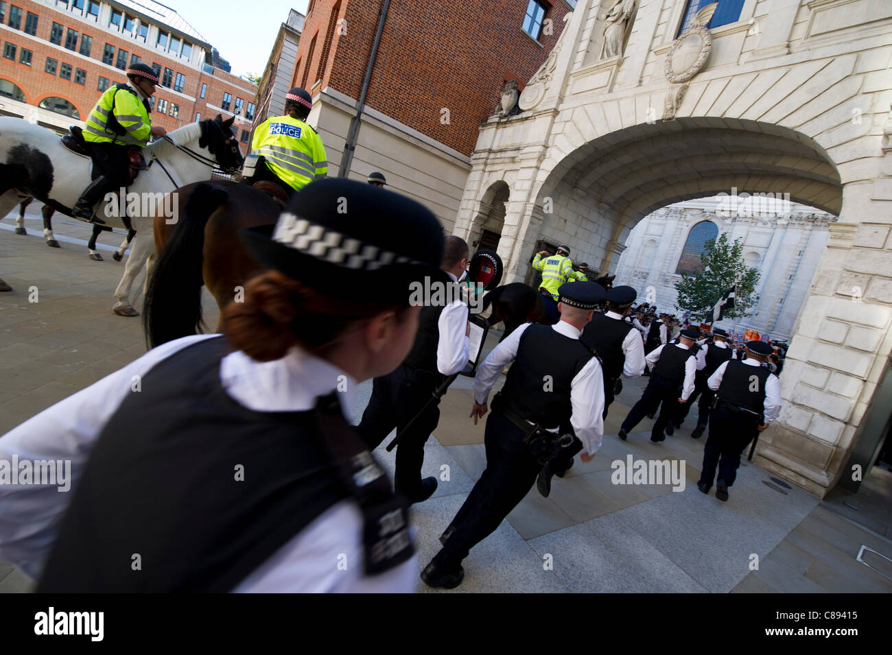 Polizei laufen, um einen Eingang zu stoppen versucht, der London Stock Exchange, Paternoster Square, der City of London zu besetzen blockieren Stockfoto