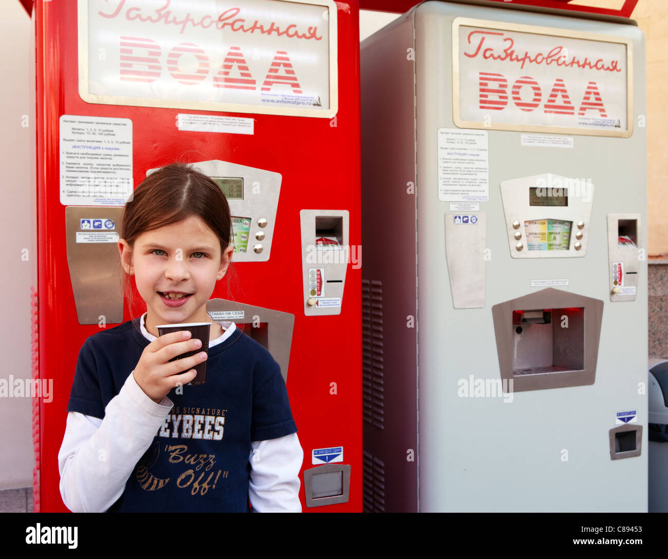 Russland Mädchen in der Nähe von "Sodawasser" Automaten Stockfoto