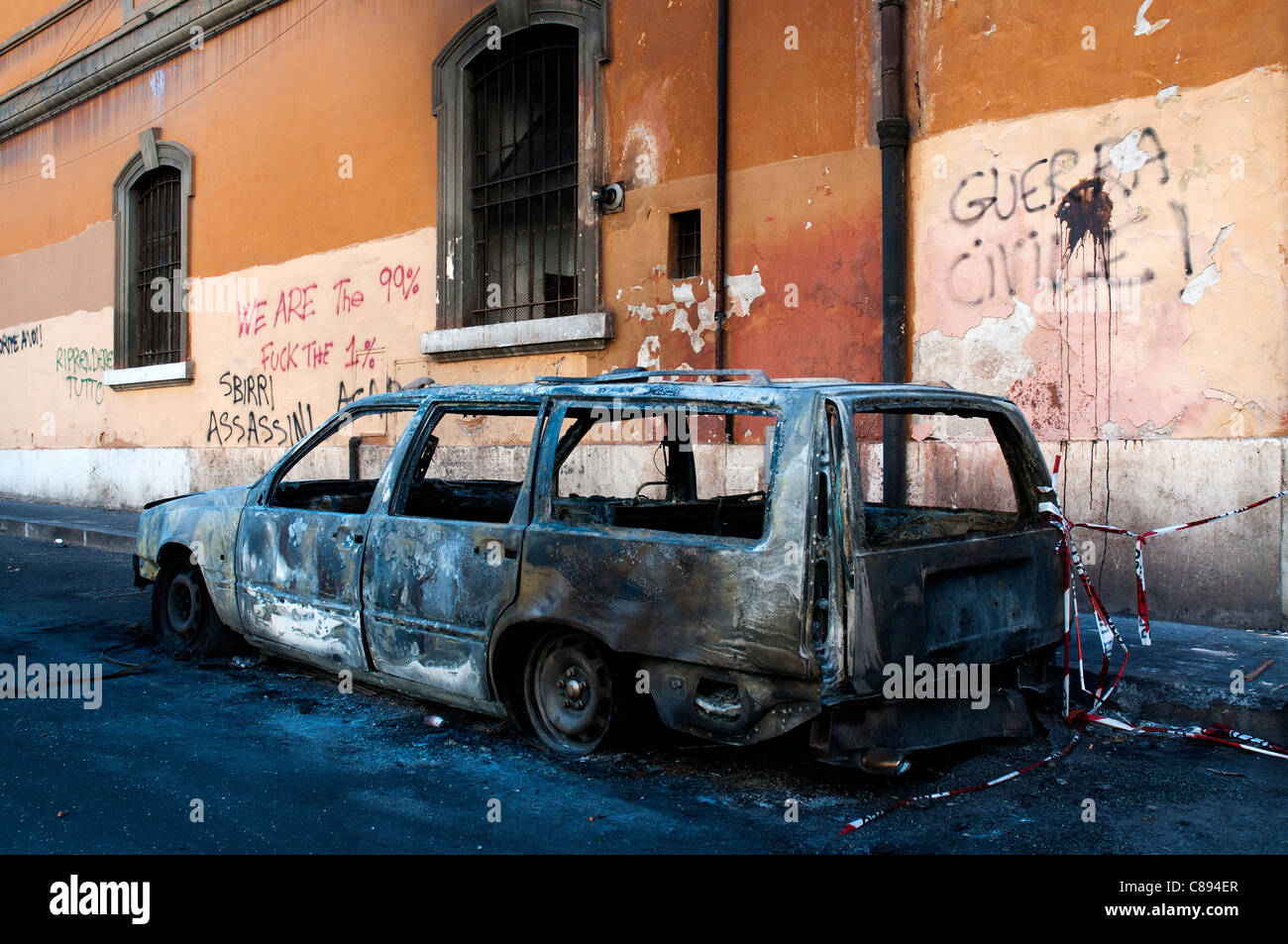 Rom, Italien, Torched 16.10.2011 Auto nach schwarzer Block Amoklauf während der weltweiten "Tag des Zorns" Stockfoto