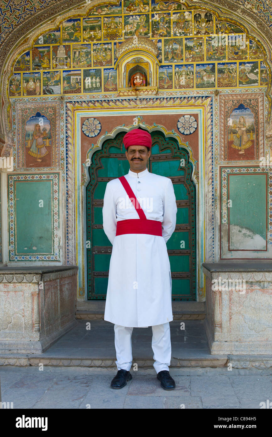 Zeremonielle Wachablösung am Samode Haveli Luxushotel, ehemaligen Kaufmannshaus in Jaipur, Rajasthan, Nordindien Stockfoto