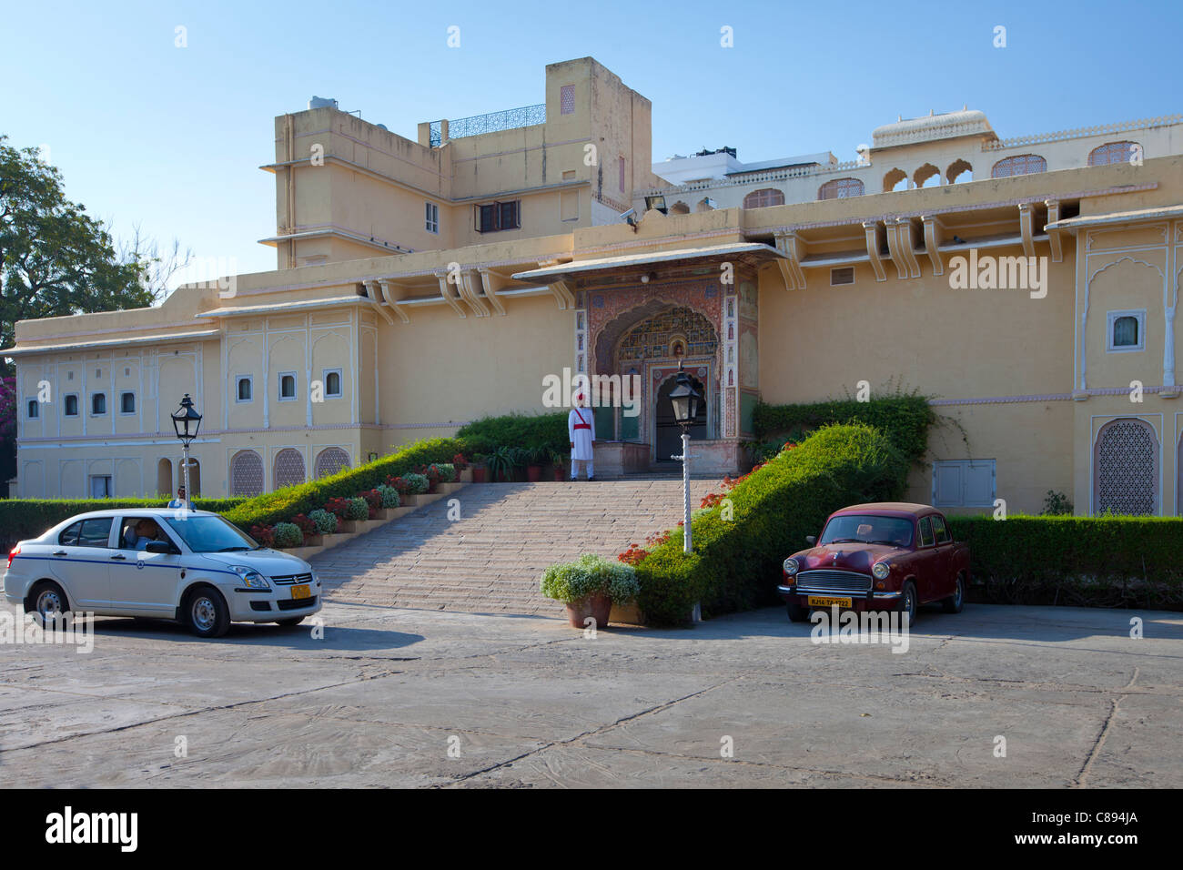 Zeremonielle Wachablösung am Samode Haveli Luxushotel, ehemaligen Kaufmannshaus in Jaipur, Rajasthan, Nordindien Stockfoto