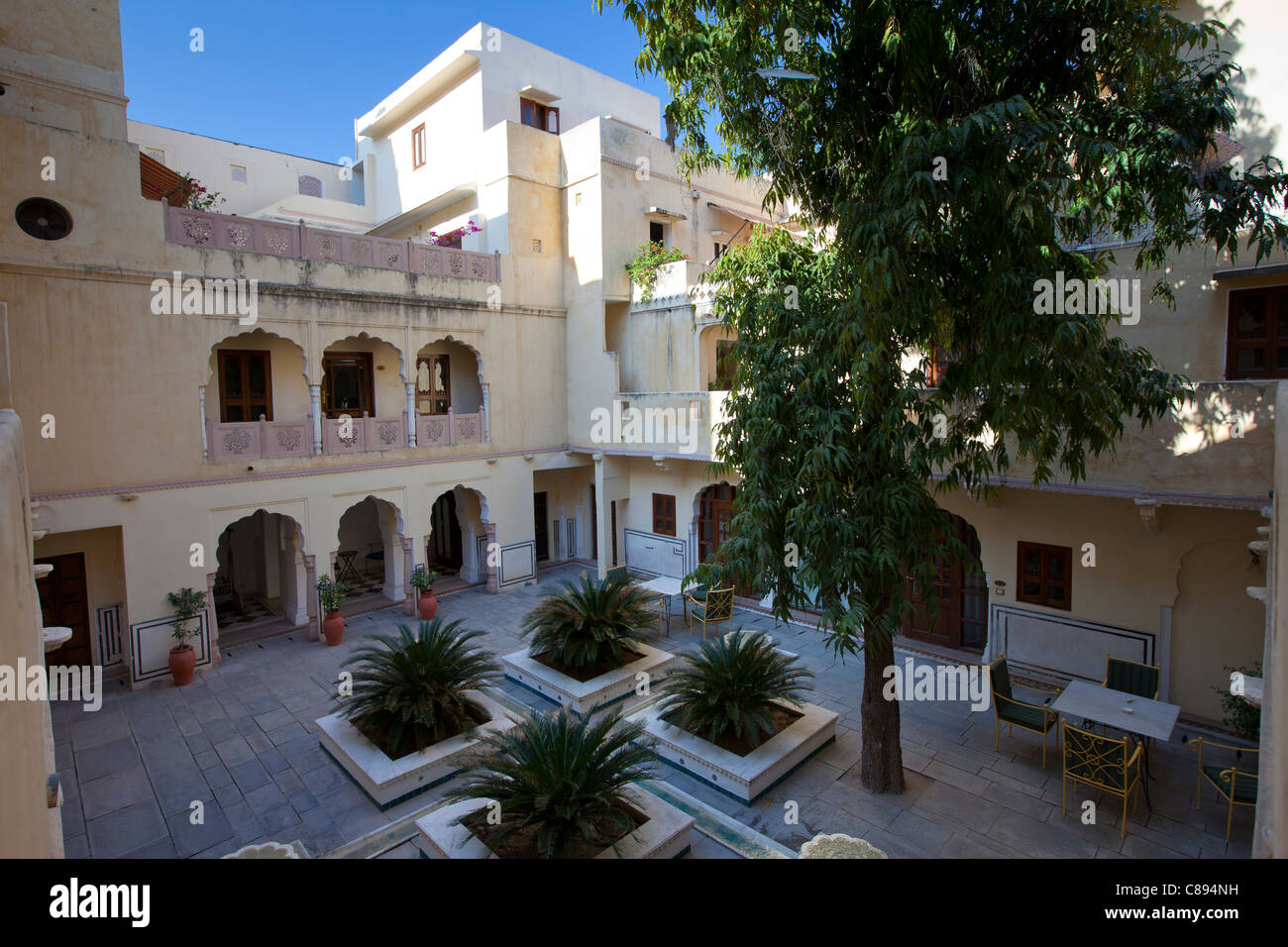 Luxus-Hotel Samode Haveli, ehemaligen Kaufmannshaus, Innenhof in Jaipur, Rajasthan, Nordindien Stockfoto