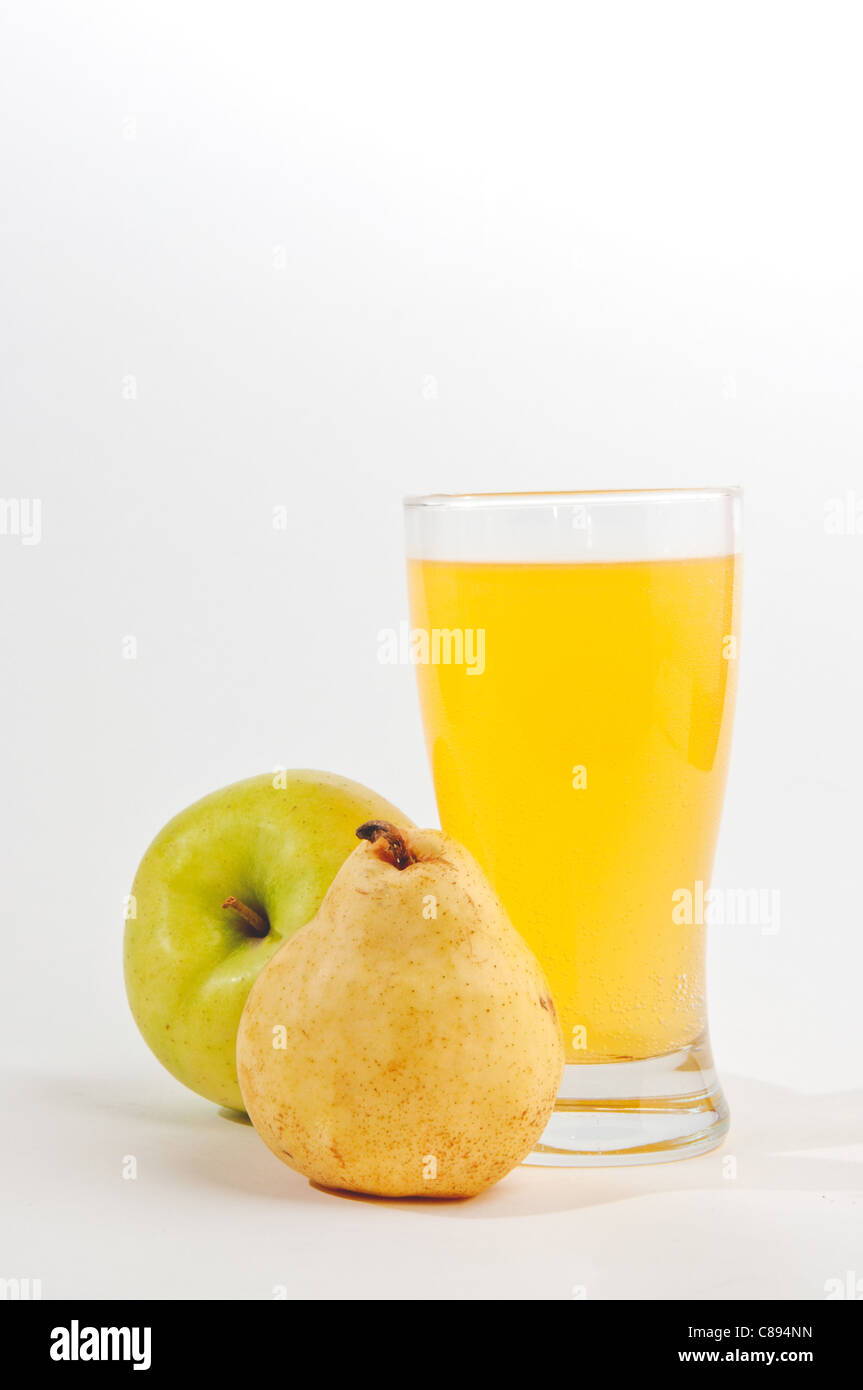 Apfel und Birne Frucht mit Saft über einem grauen Hintergrund Stockfoto