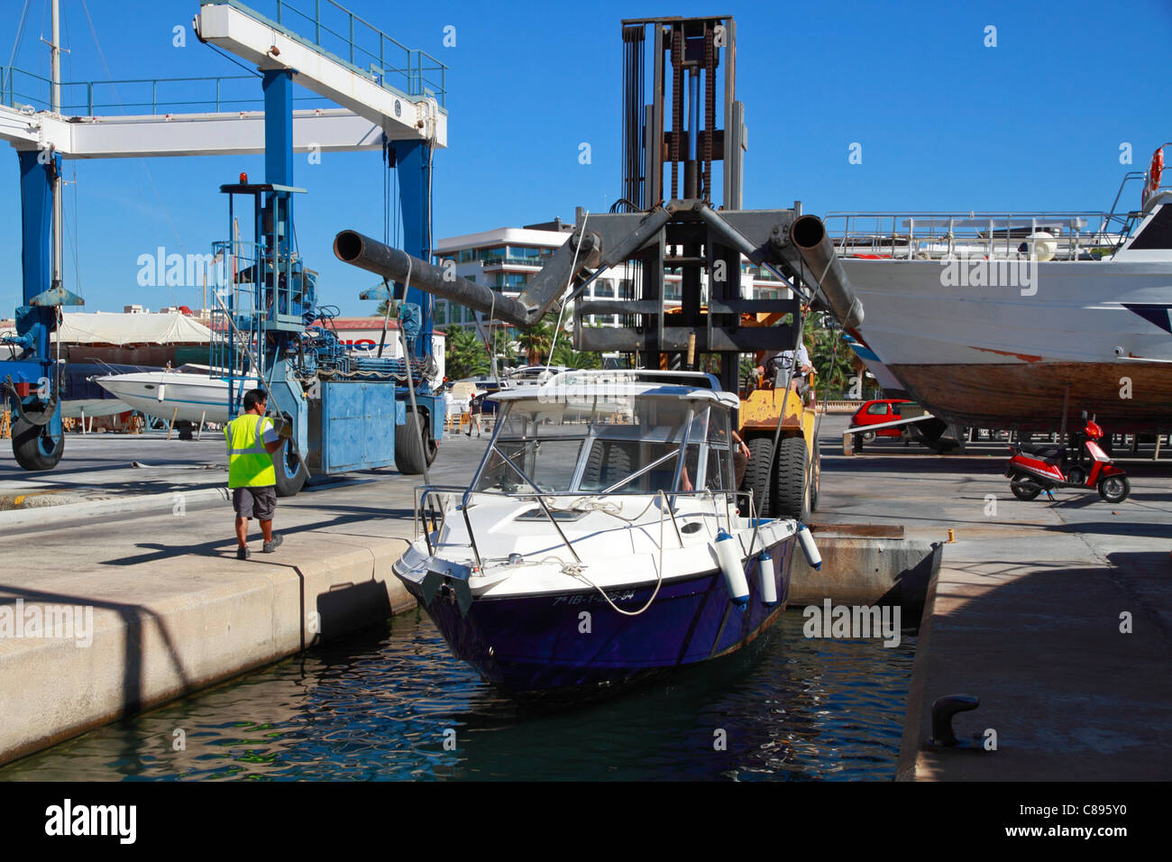 Boot aus dem Wasser genommen und gelegt in ein Trockendock/Werft Stockfoto