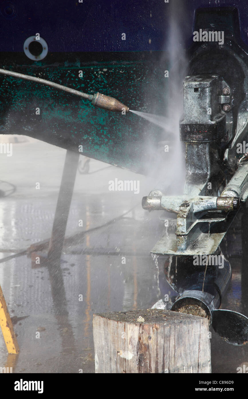 Bootes Rumpf mit einer Wasserpistole Hochdruck gereinigt Stockfoto