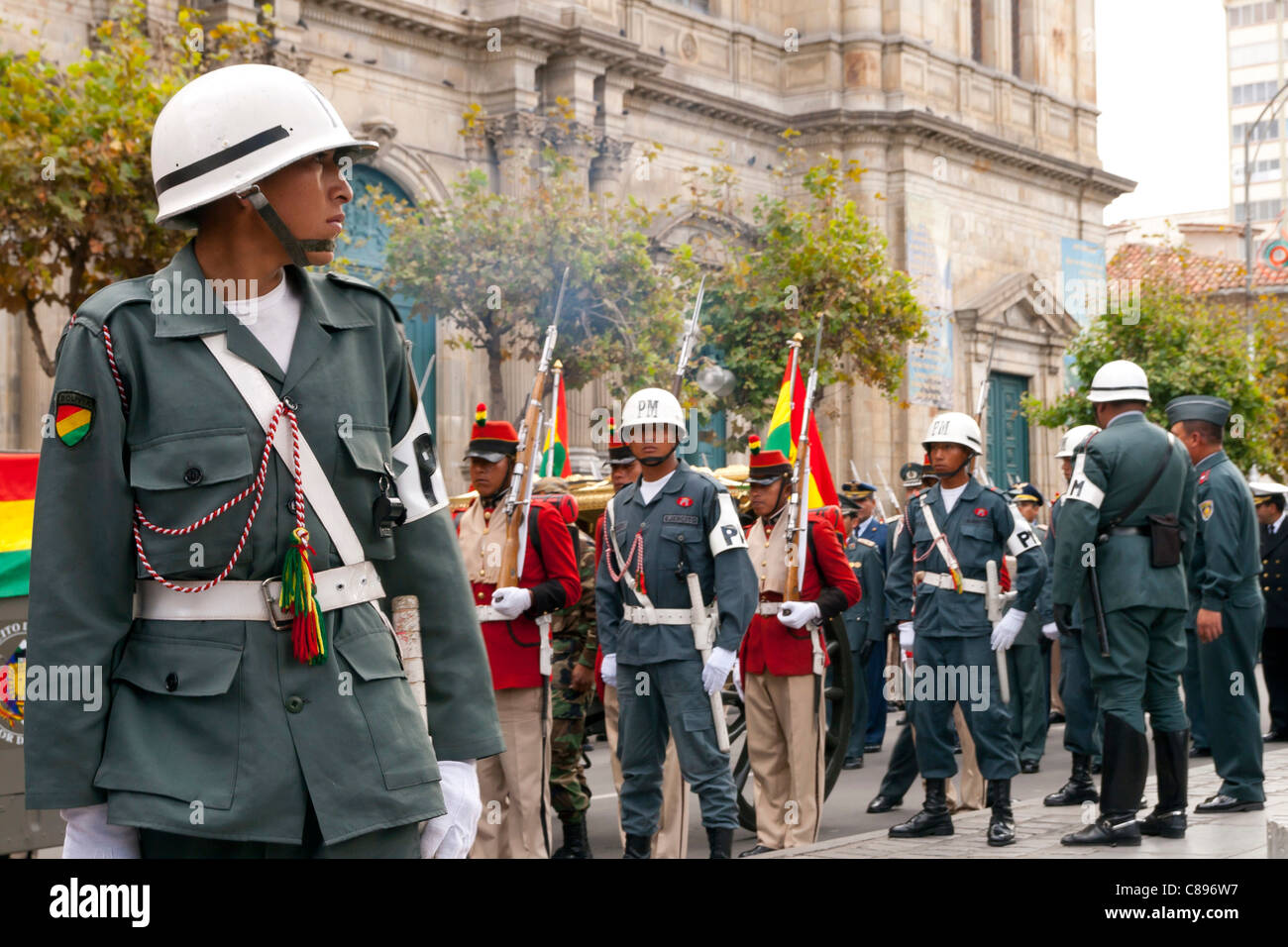 Festlichkeiten in La Paz am 16. Juli (Virgen del Carmen), Militärparade (Presents Wachen) vor der Kathedrale, Plaza Murillo Stockfoto