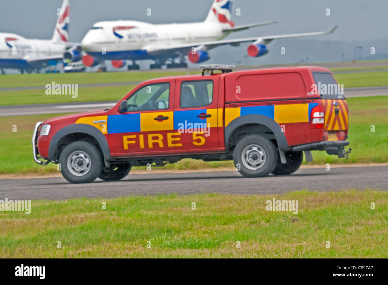 Feuerwehrauto hetzen, um ein Feuer am Cardiff Flughafen Stockfoto