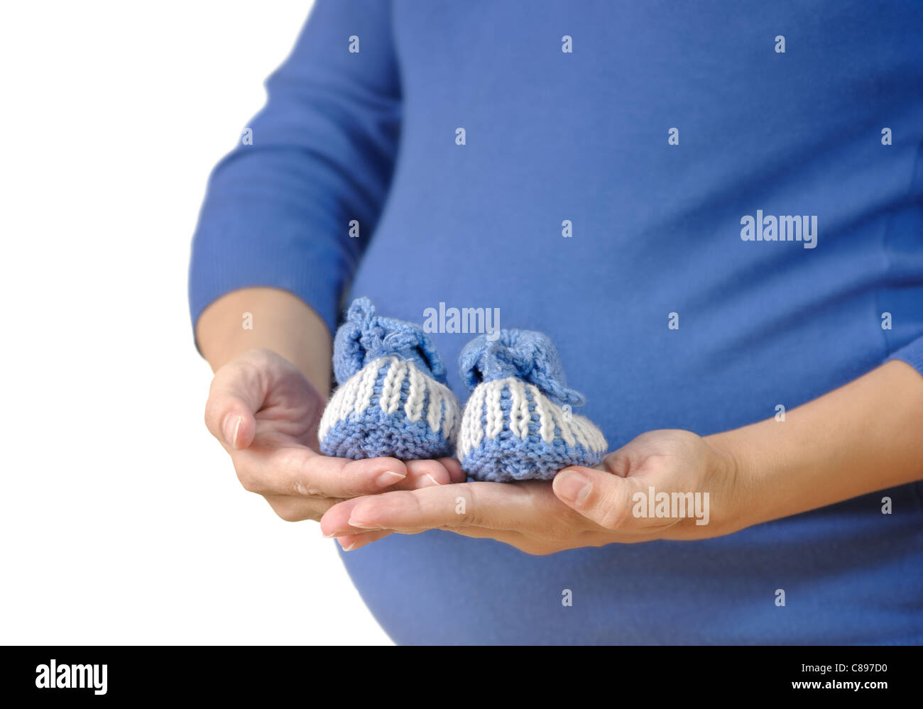 Schwangere Frau mit Baby booties Stockfoto