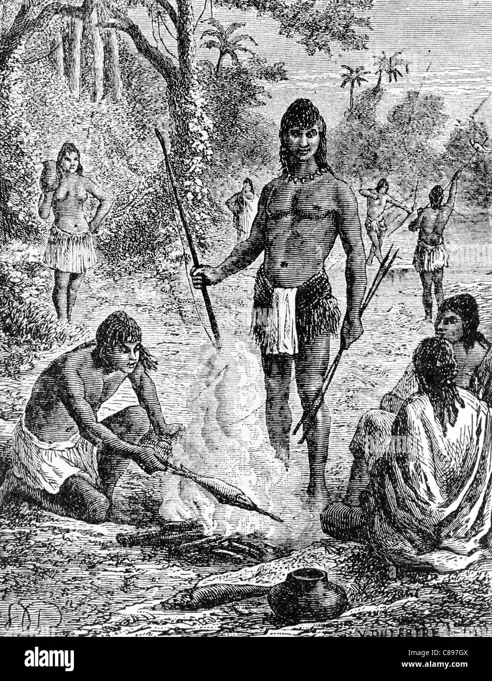 Eingeborenen des Amazonas. Inder Kochen Fisch über Lagerfeuer mit anderen Indianern Angeln mit Pfeil und Bogen Stockfoto