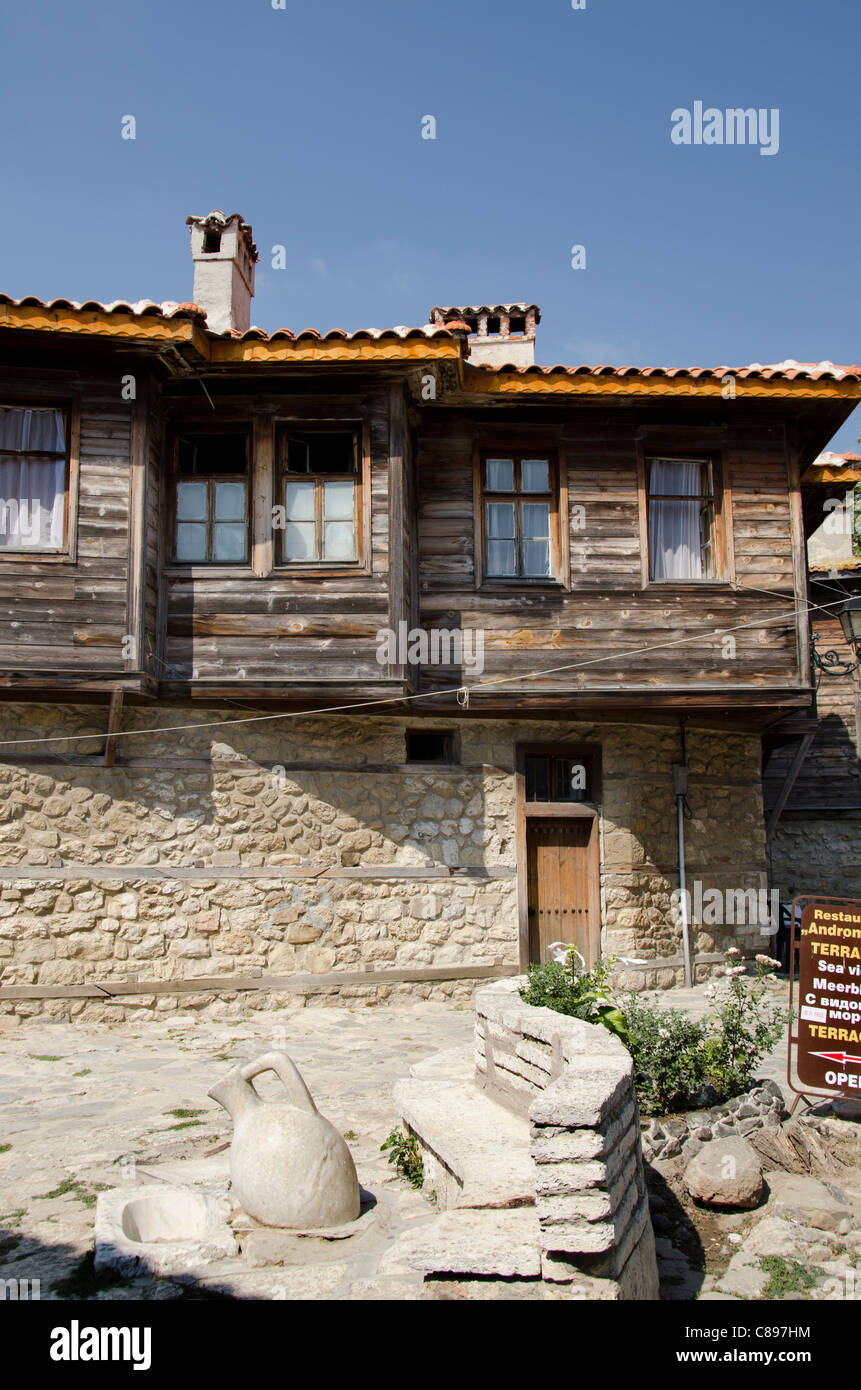 Bulgarien, Nessebar (aka Nessebar oder Nessebar). Historischen bulgarischen Stil Bau Häuser. Stockfoto