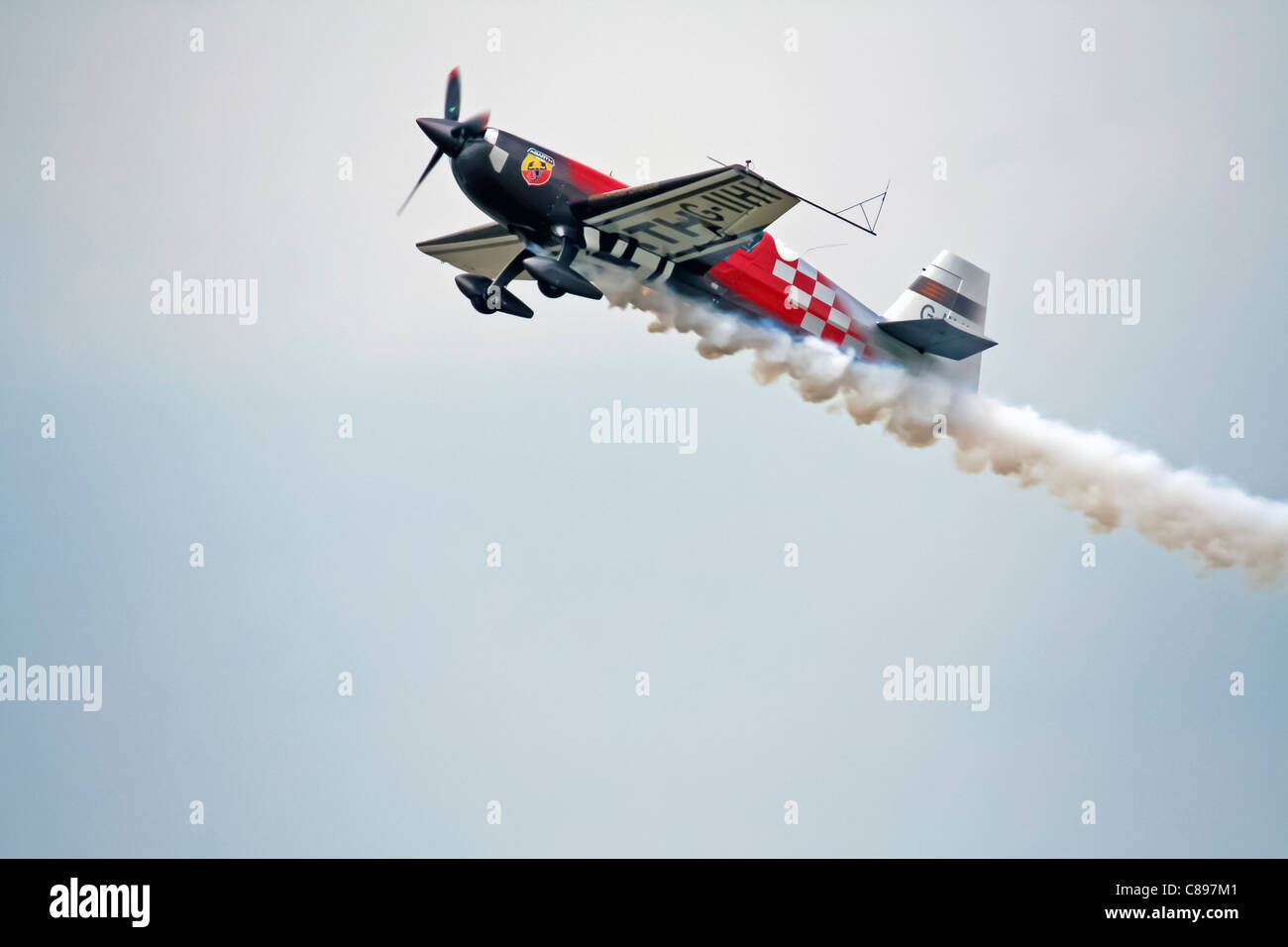 Mark Jefferies zeigte Kunstflugzeuge mit seinem Extra 330SC G-IIHI auf der Farnborough International Trade Airshow. Die Demonstration zeigte fortgeschrittene Kunstflugfähigkeiten und die Manövrierfähigkeit des Flugzeugs. Stockfoto