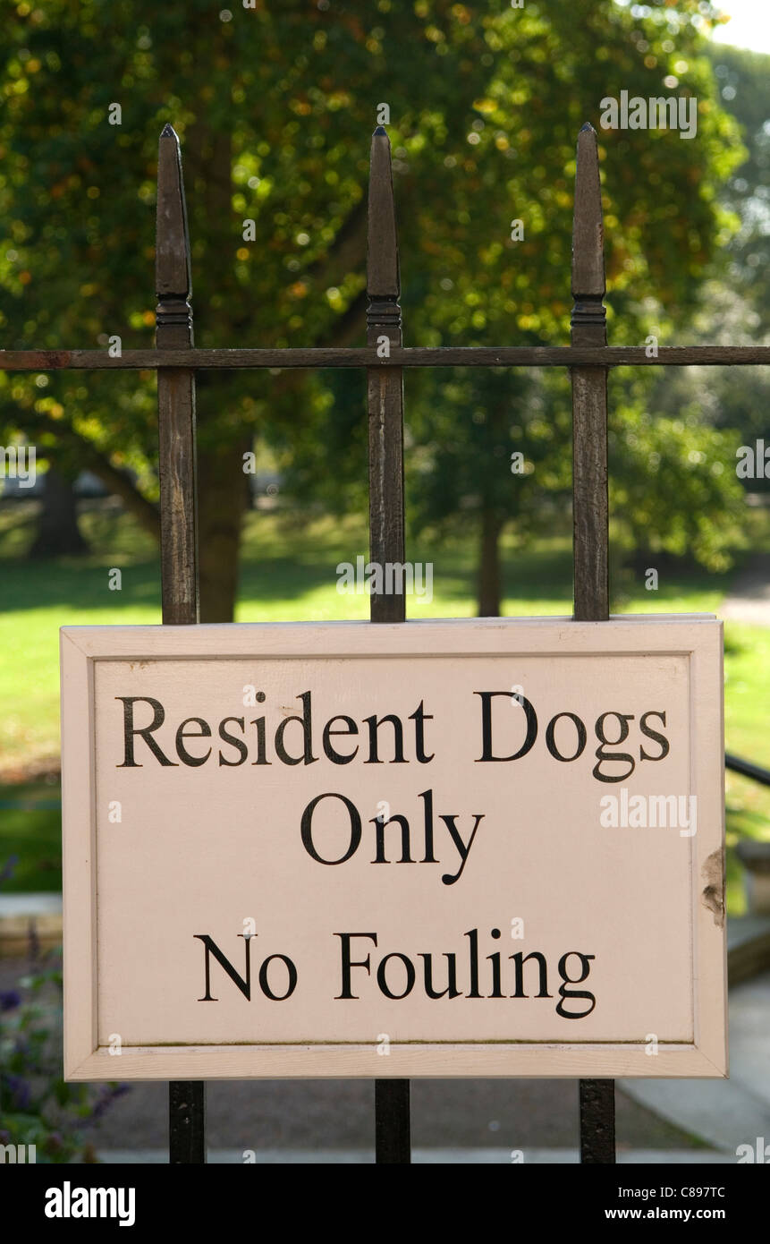 Hunde Fouling Parks in London. Melden Sie sich an den Toren des inneren Tempelgärten Inns Of Court London. Bewohner Hunde nur keine Verschmutzung. Stockfoto