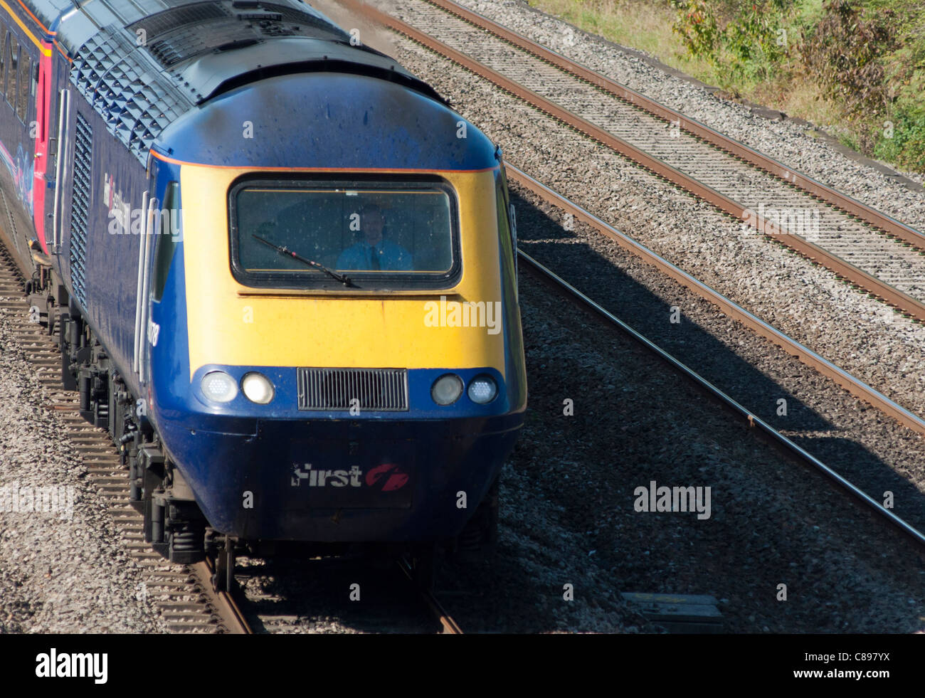 First Great Western High Speed Class 43 Personenzug mit Fahrer unterwegs in Slough. England. Stockfoto
