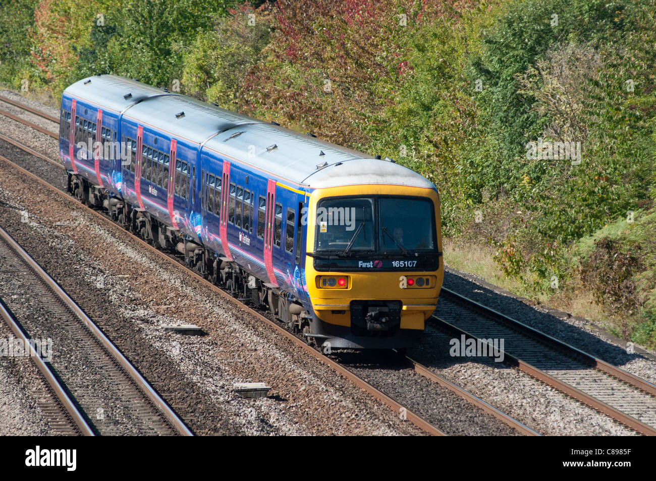 Erstes Great Western Klasse 166 Diesel Personenzug auf Magistrale in Slough. England. Stockfoto