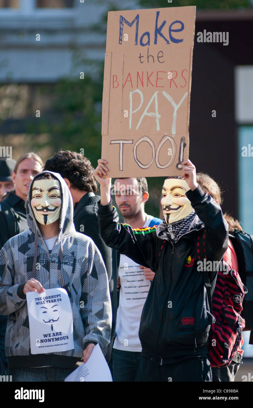 Maskierte Demonstranten in Birmingham UK Oktober 2011 zu sehen. Teil des weltweiten Protest gegen Banken und gegenwärtigen Wirtschaftssystem. Stockfoto