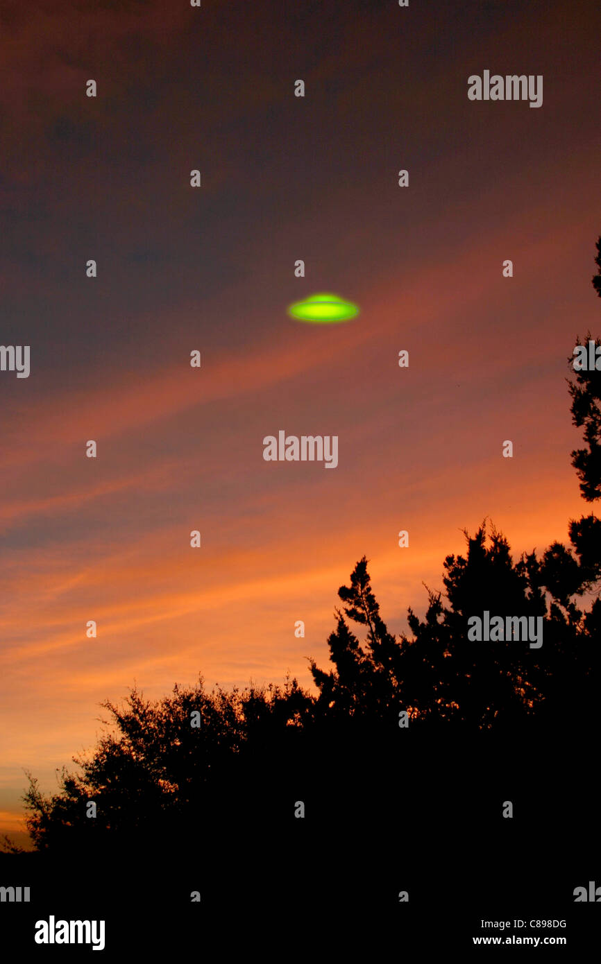 Leuchtend grüne UFO bei Sonnenaufgang Stockfoto