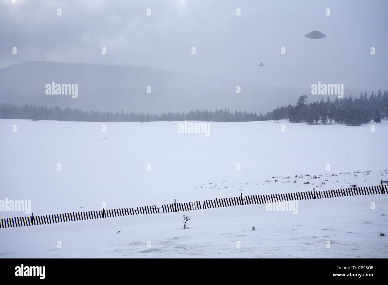 UFO und Pyramide geformt kleiner UFO im Schneesturm Stockfoto