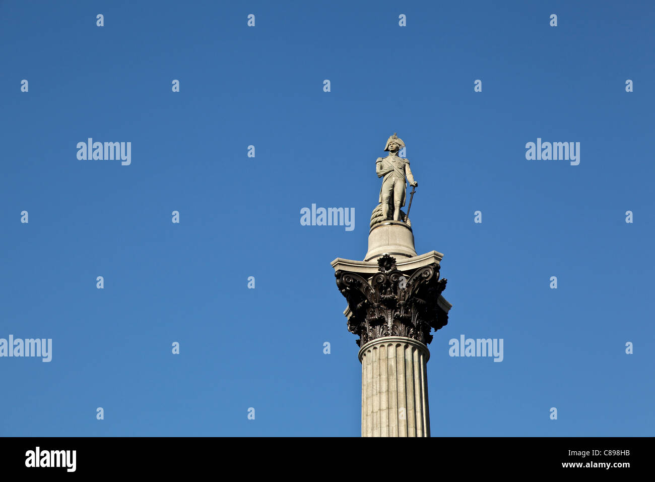 Die "Nelson Säule" Denkmal, vorn. Klaren Himmel im Hintergrund. Text auf der linken Seite. Stockfoto