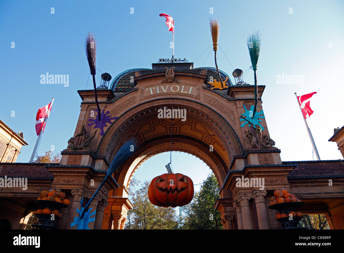 Haupteingang zum Tivoli Gardens in Kopenhagen, Dänemark, verkleidet für Halloween für Kinder in Mid-Term Schulferien Stockfoto