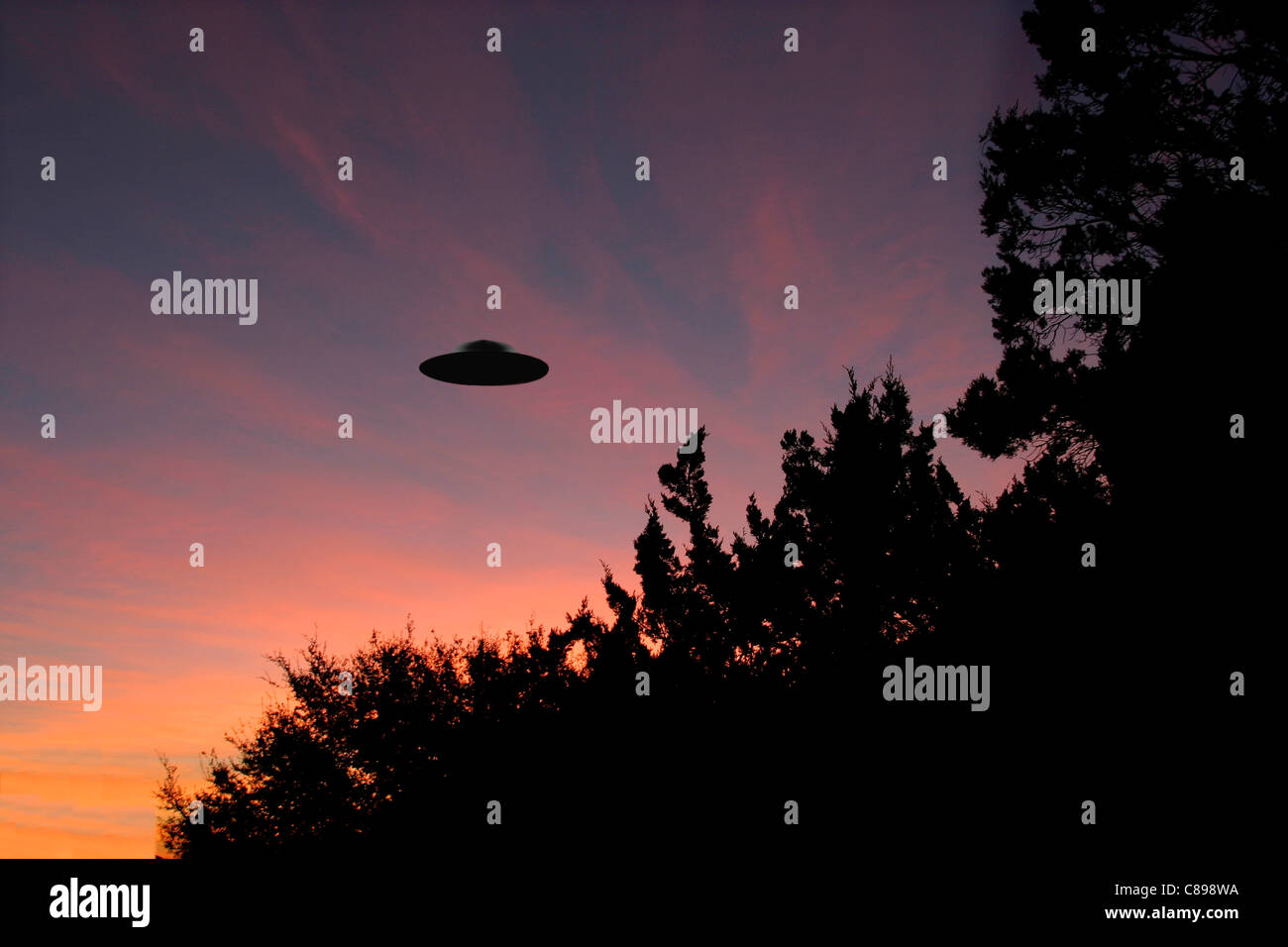 Unheimlich aussehende UFO bei Sonnenaufgang Stockfoto