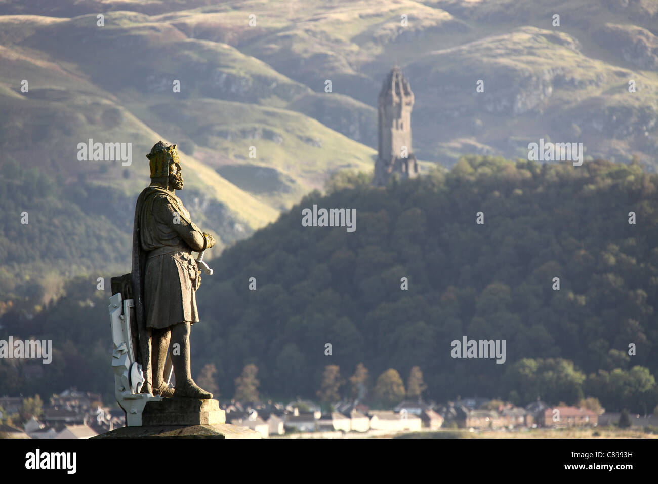 Stadt Stirling, Schottland. König Robert der Bruce-Denkmal mit dem National Wallace Monument im Hintergrund. Stockfoto