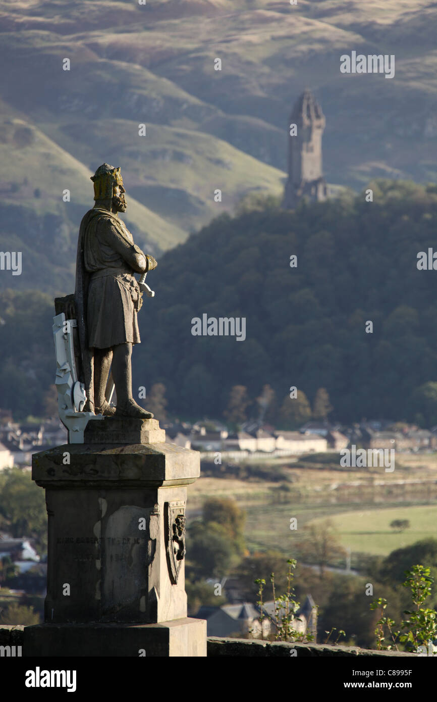 Stadt Stirling, Schottland. König Robert der Bruce-Denkmal mit dem National Wallace Monument im Hintergrund. Stockfoto