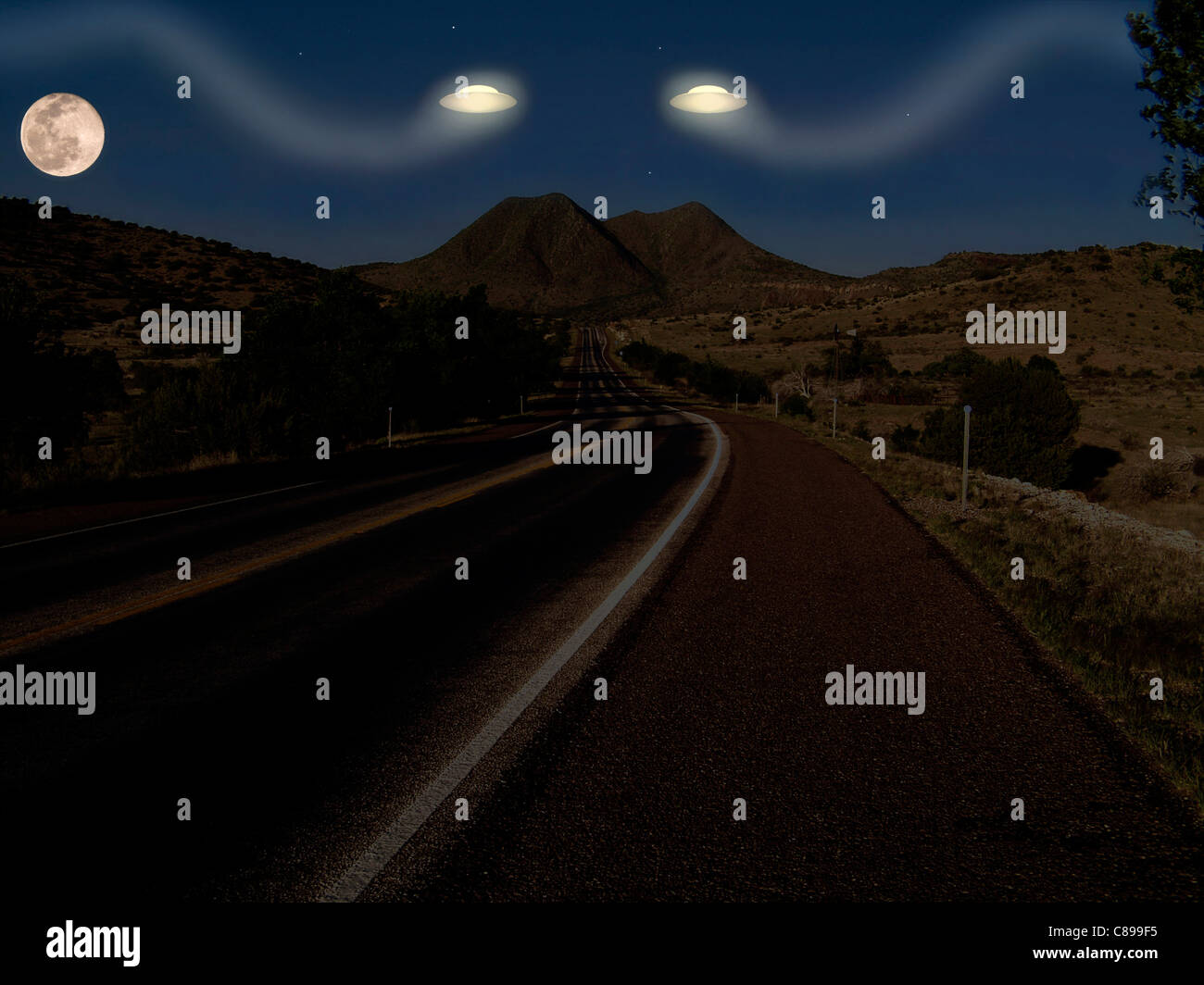 Zwei UFOs fliegen in der Nähe von Marfa, Texas, USA Stockfoto