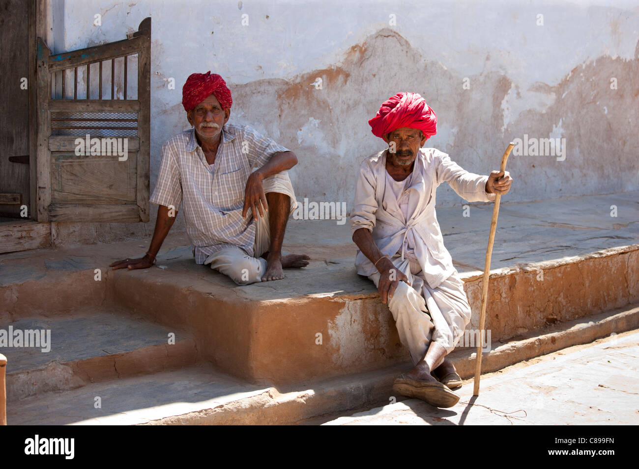 Indische Manner Tragen Traditionelle Kleidung Und Rajasthani Turbane In Dorf Nimaj Rajasthan Nordindien Stockfotografie Alamy