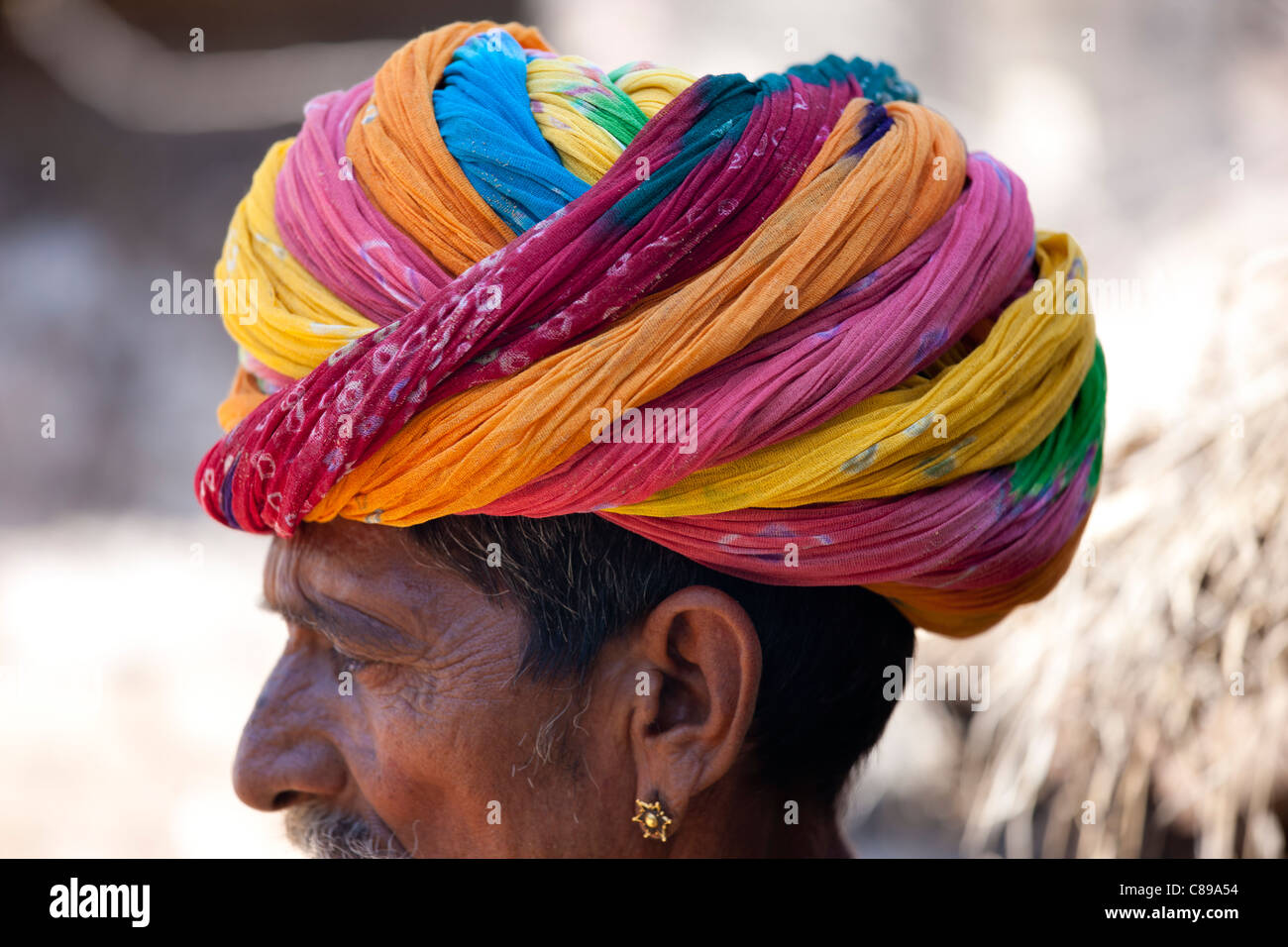 Indischen Mann mit traditionellen Rajasthani Turban und goldenen Ohrring im Dorf Nimaj, Rajasthan, Nordindien Stockfoto