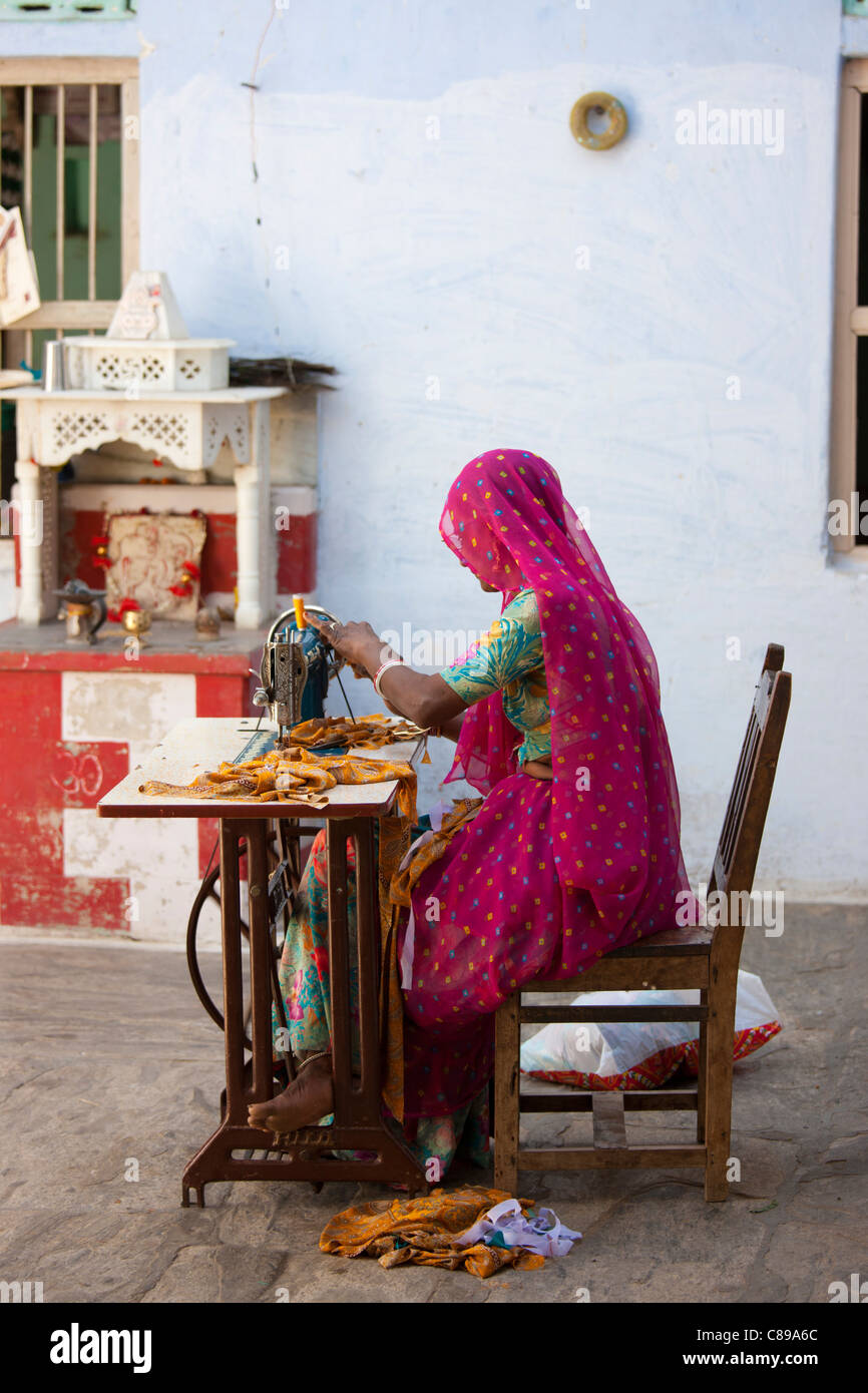 Indische Frau in Rajasthani Sari arbeiten verwenden zu Hause Nähmaschine in Nimaj Dorf, Rajasthan, Indien Stockfoto
