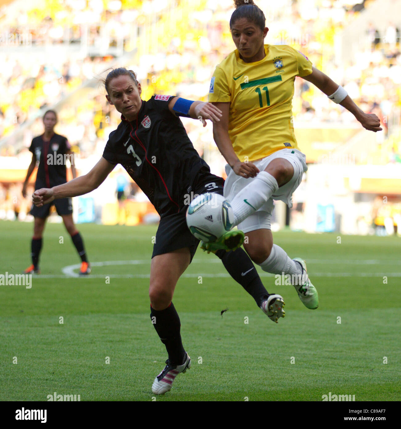 Cristiane of Brazil (R) kickt den Ball vor Christie Rampone der USA (L) bei einer Frauenausschuss WM 2011 Viertelfinale. Stockfoto