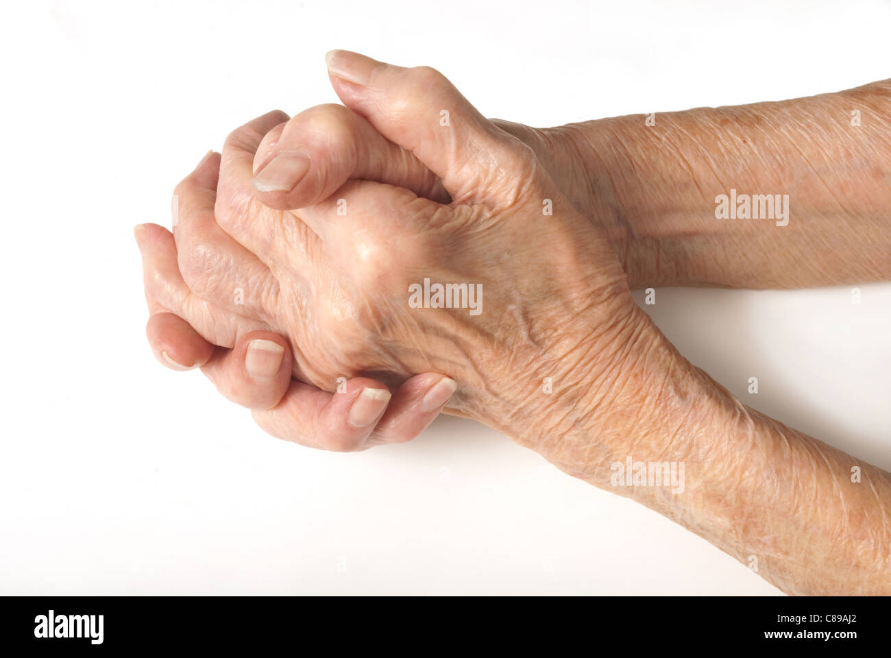 Alte Dame Hände - meine Mutter mit 90 Jahren mit arthritischen Händen Stockfoto