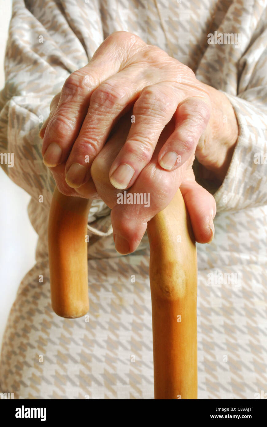 Alte Damen Hände mit Gehstock Stockfoto