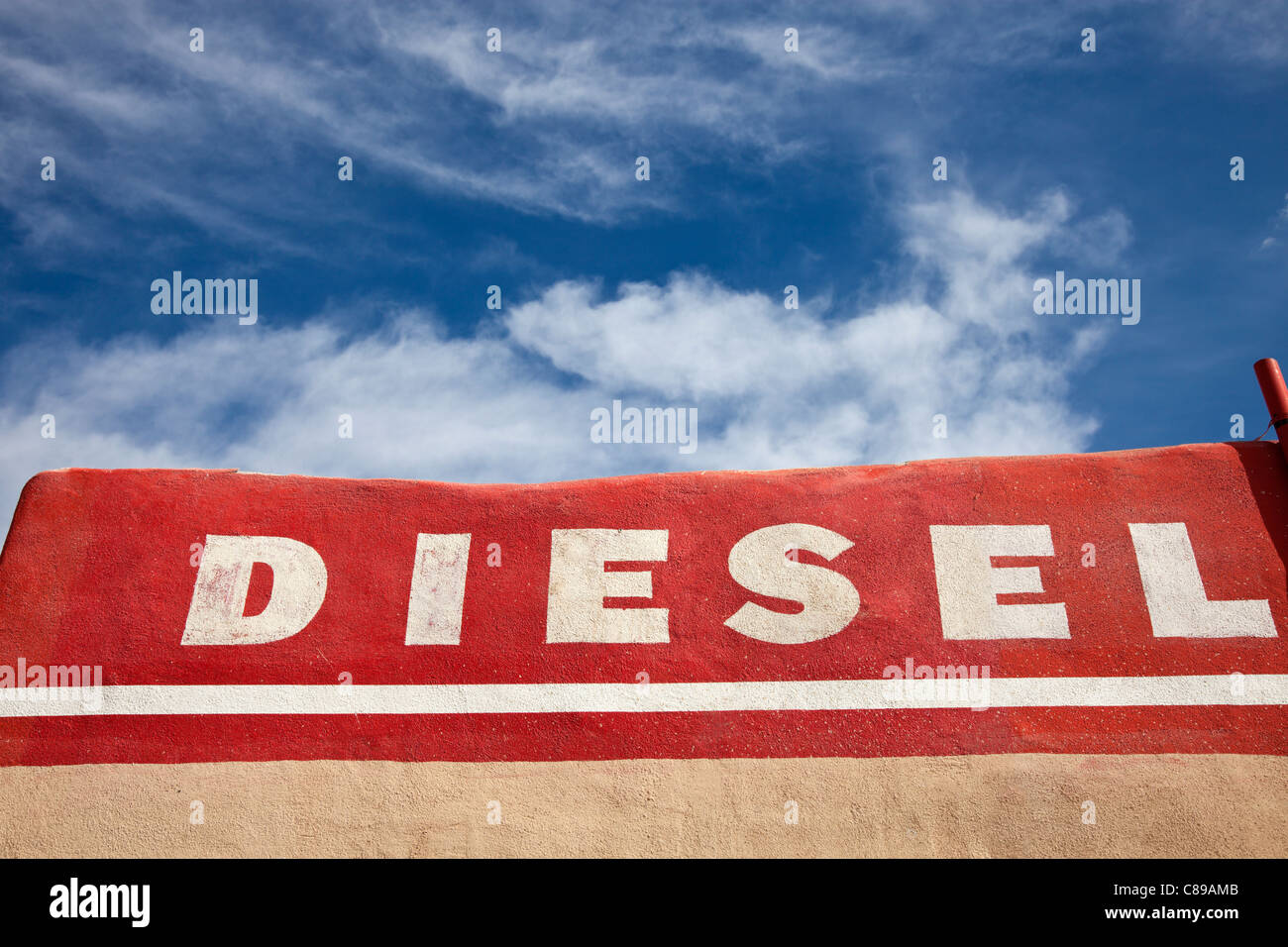 Diesel-Wort geschrieben an der Wand des Gebäudes Stockfoto Diesel-Wort geschrieben an der Wand des Gebäudes Stockfoto