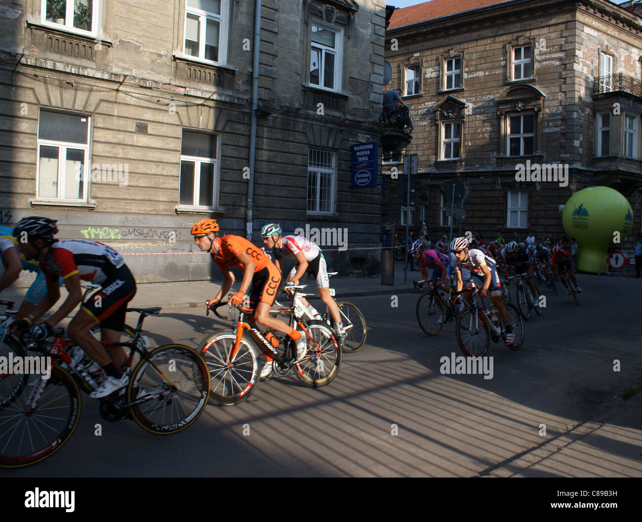Radfahrer in den engen Gassen der Altstadt in Krakau während der letzten Etappe der Tour de Pologne 2011 Rennen fahren. Stockfoto