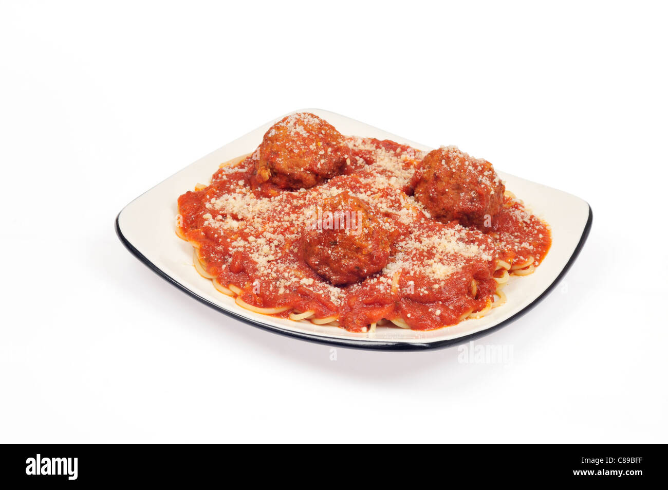 Teller mit Spaghetti und Fleischklößchen mit Tomatensauce und geriebenem Parmesan auf weißem Hintergrund Ausschnitt Stockfoto