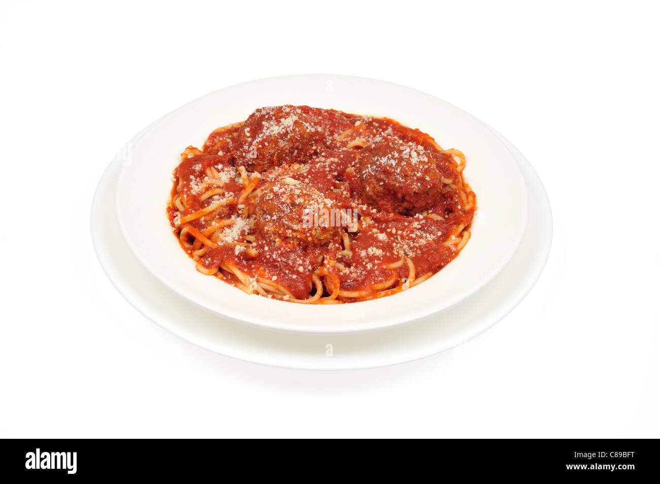 Schüssel mit Spaghetti und Fleischbällchen mit Tomatensauce auf weißem Hintergrund, ausgeschnitten. Stockfoto