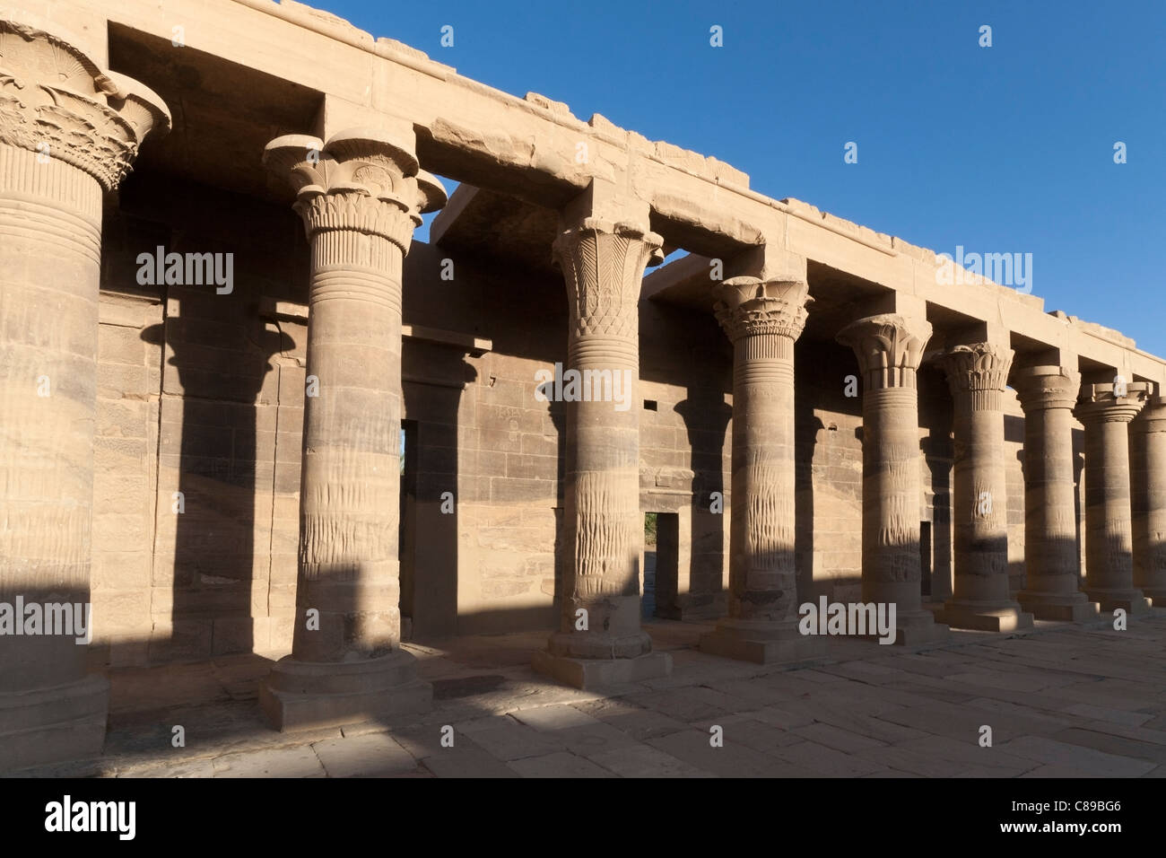 Kolonnade am Tempel der Isis in Philae, Aglika Island, Assuan Oberägypten Stockfoto