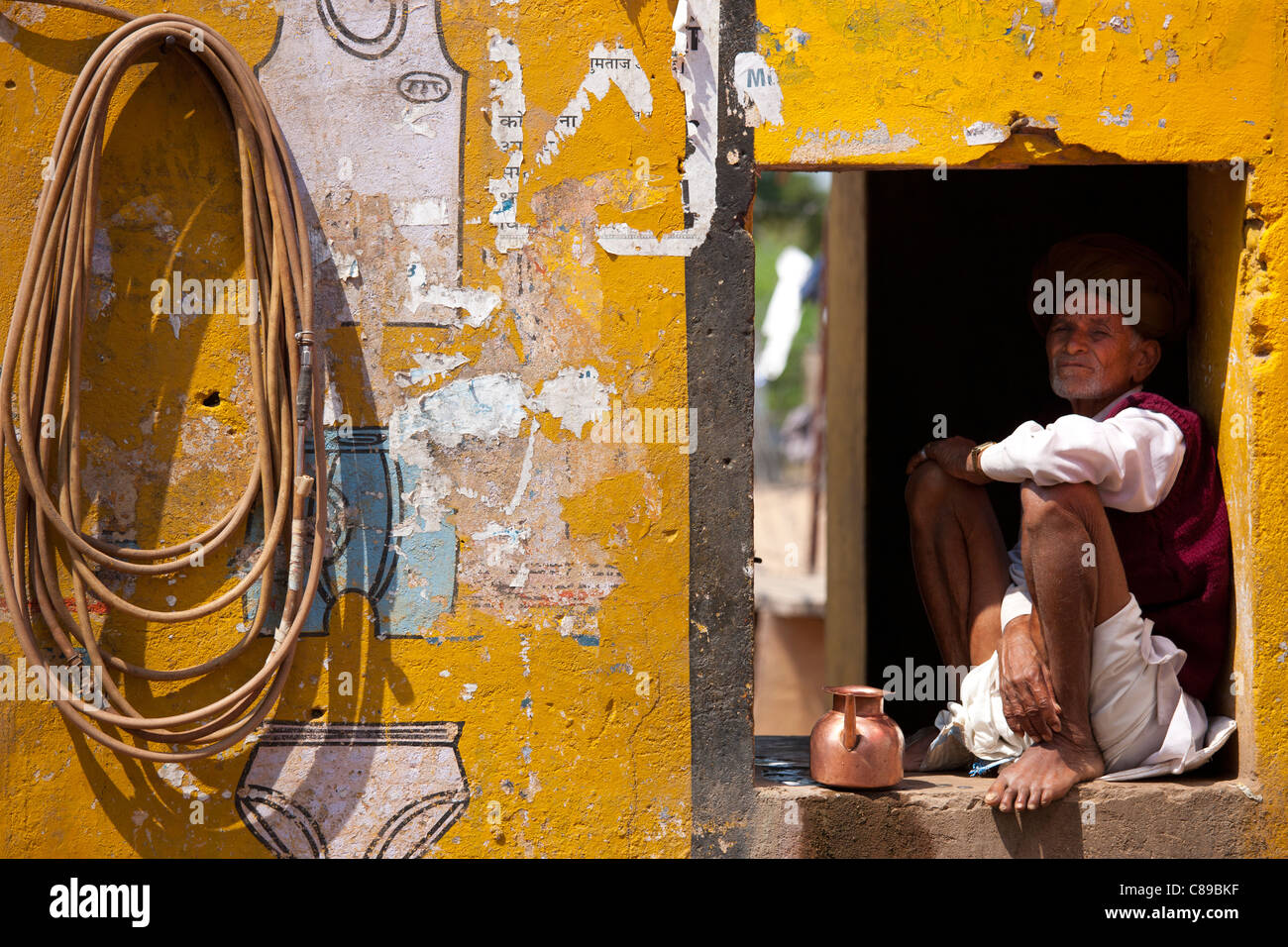 Indischer Mann in seinem Haus und Geschäft bei Ganesh Dham in Sawai Madhopur Bezirk in Rajasthan, Nordindien Stockfoto