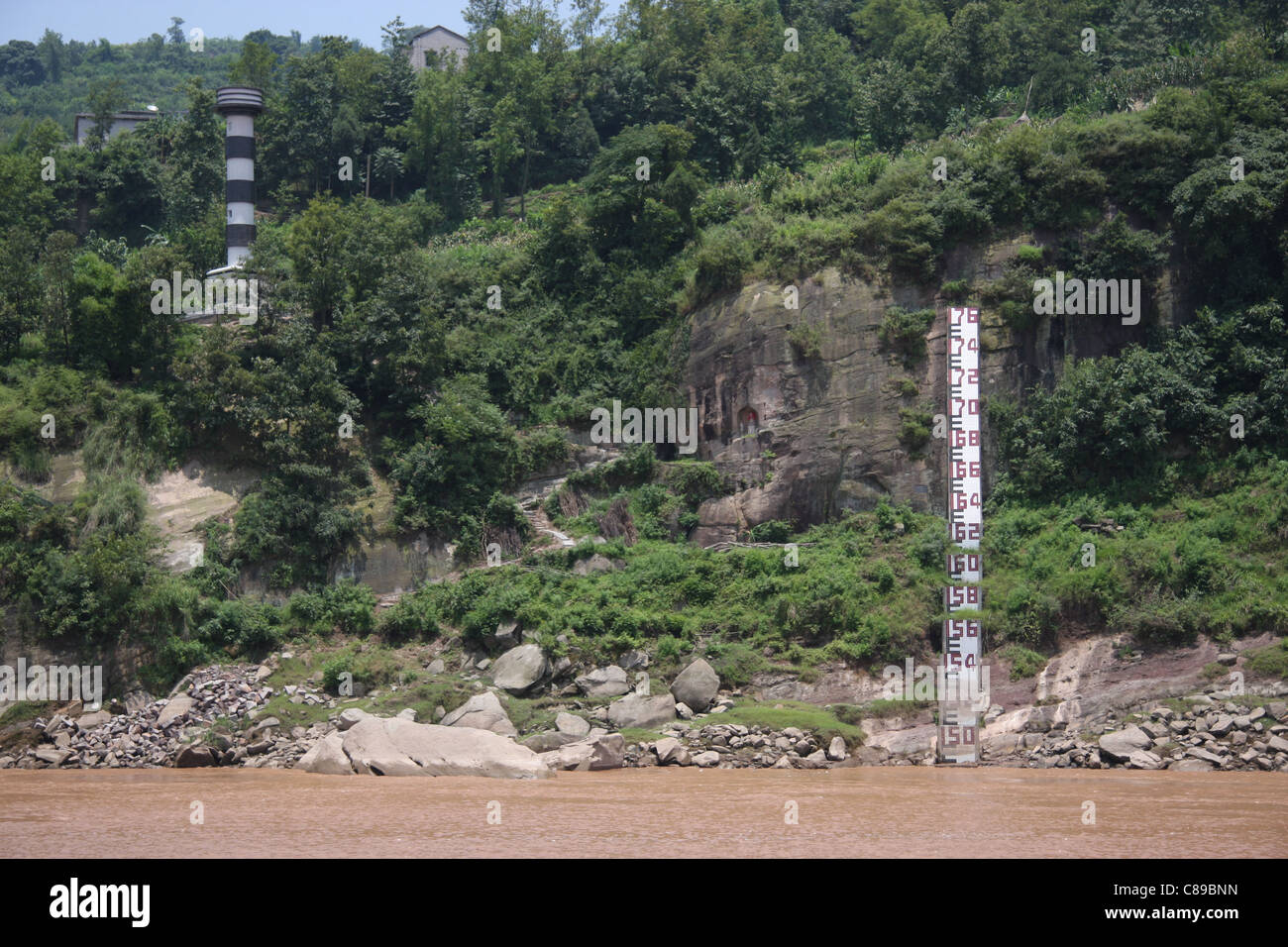 Fluss-Bühne Messen am Jangtse-Fluss oben Fengdu zeigt ein Maß an 148,8 m oder 26,2 m (86 ft) unter der vollen Pool von 175 m Stockfoto