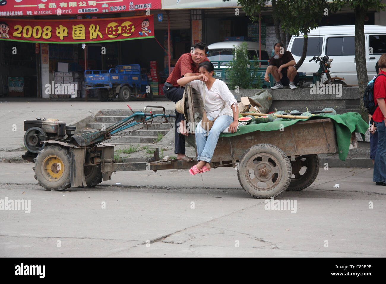 Bauernhof Traktor/Anhänger und Last von Wassermelonen, Jingzhou, China Stockfoto
